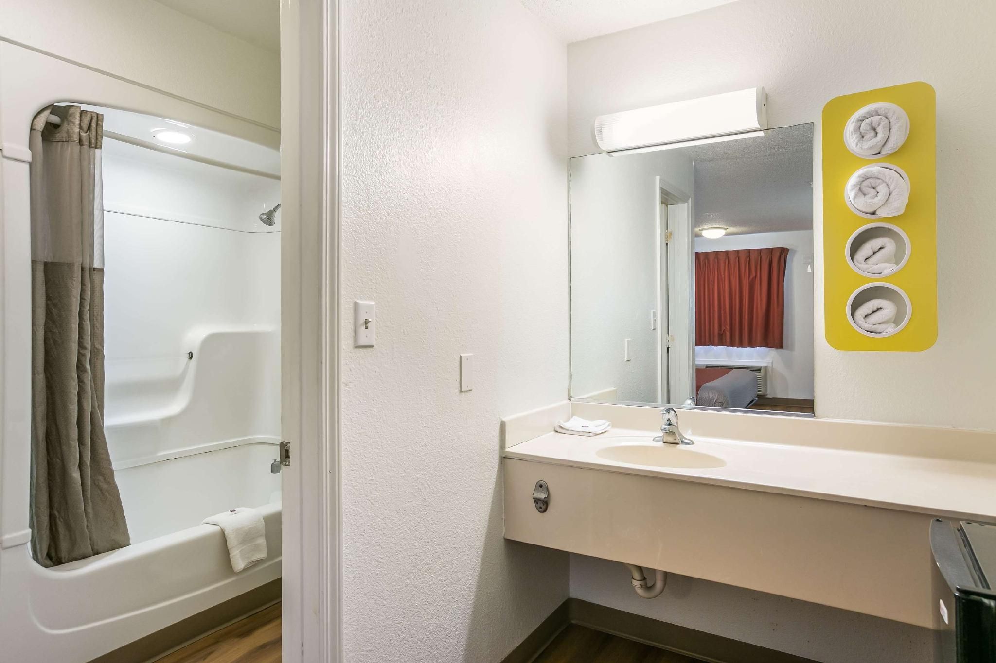 Motel 6 Dothan, AL 2 Full Beds | Kitchen 2