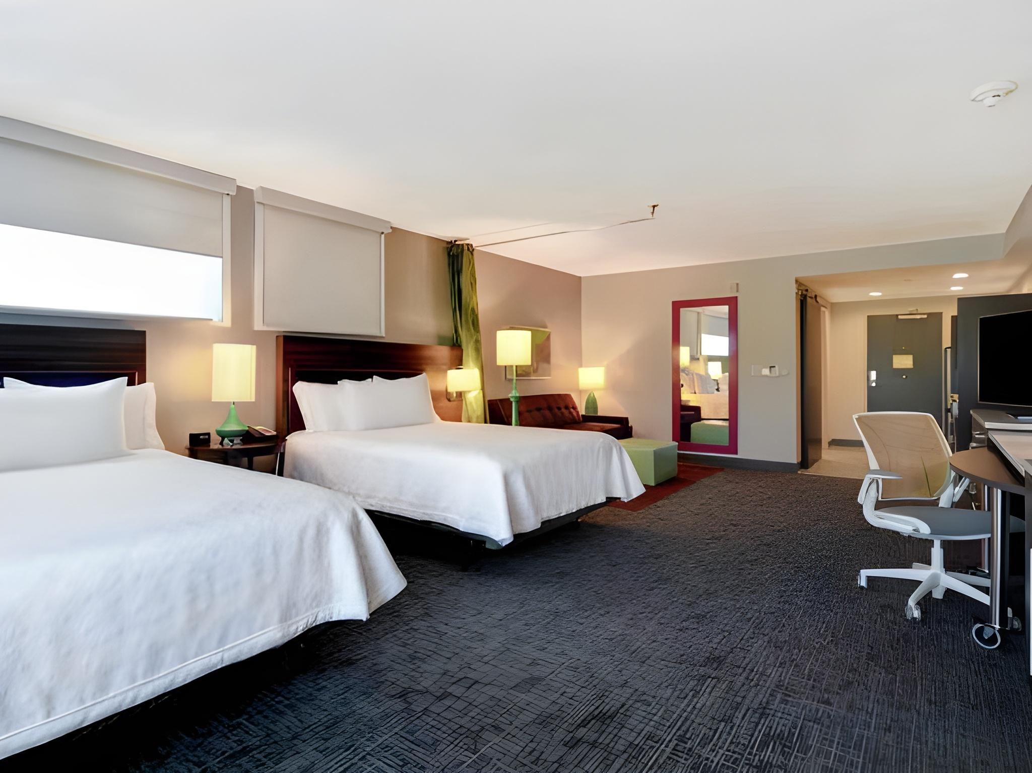 1 KING HEARING ACCESSIBLE SUITE NONSMOKING