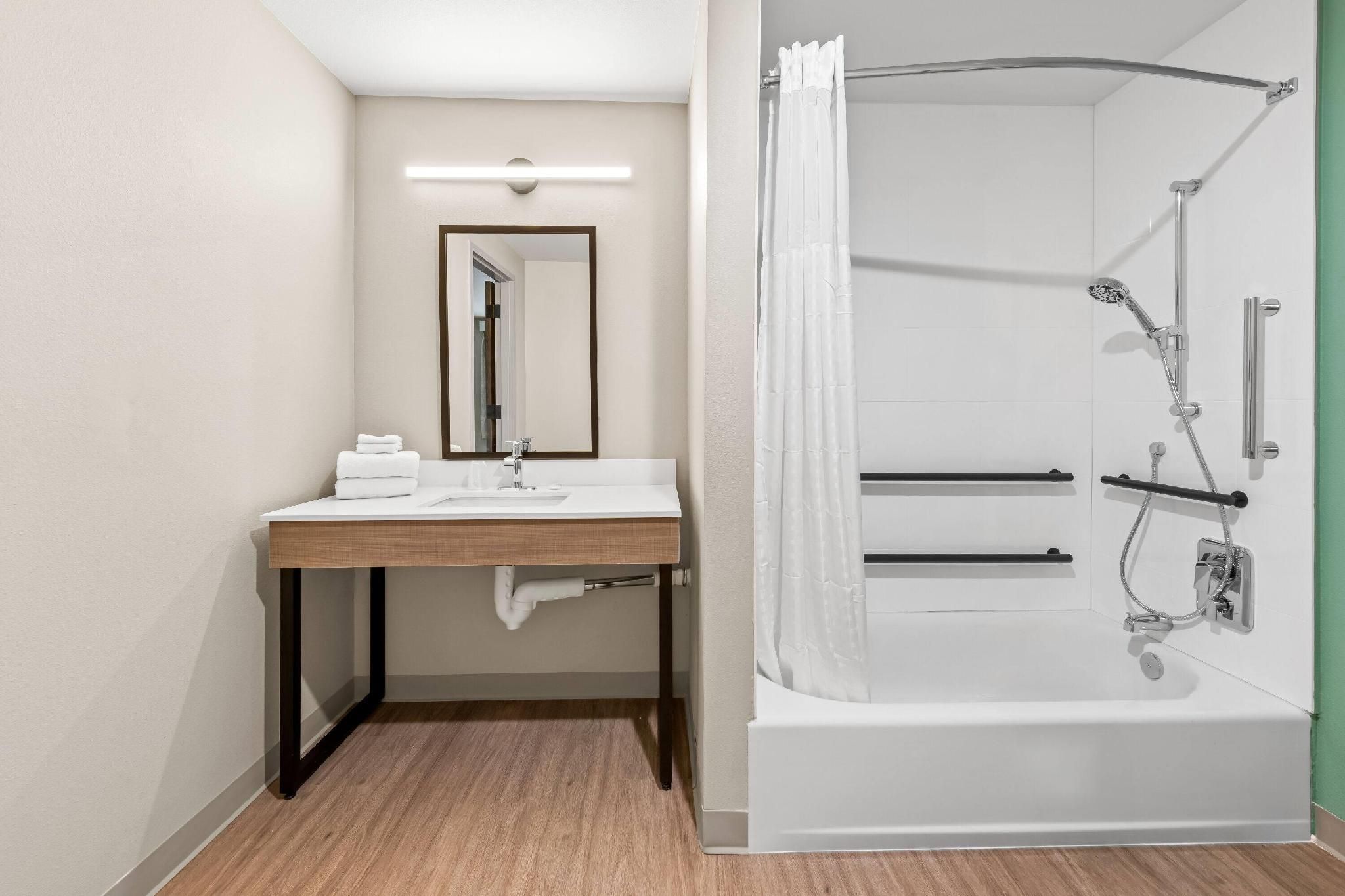 1 Queen Bed, Mobility Accessible Room, Bathtub w/ Grab Bars, Non-Smoking