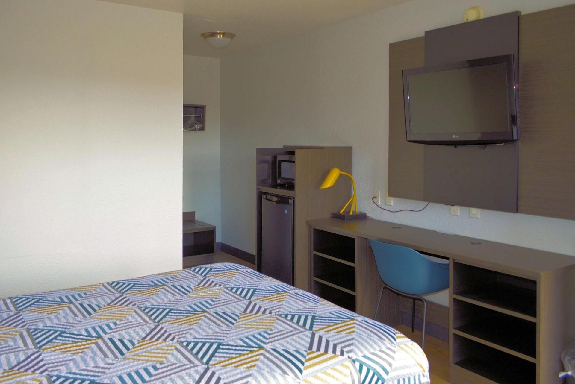 1 QUEEN BED | NON-SMOKING