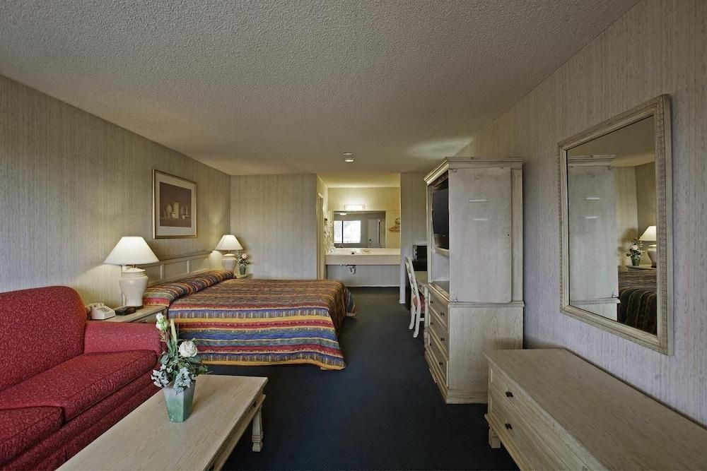 1 King Bed Non-Smoking