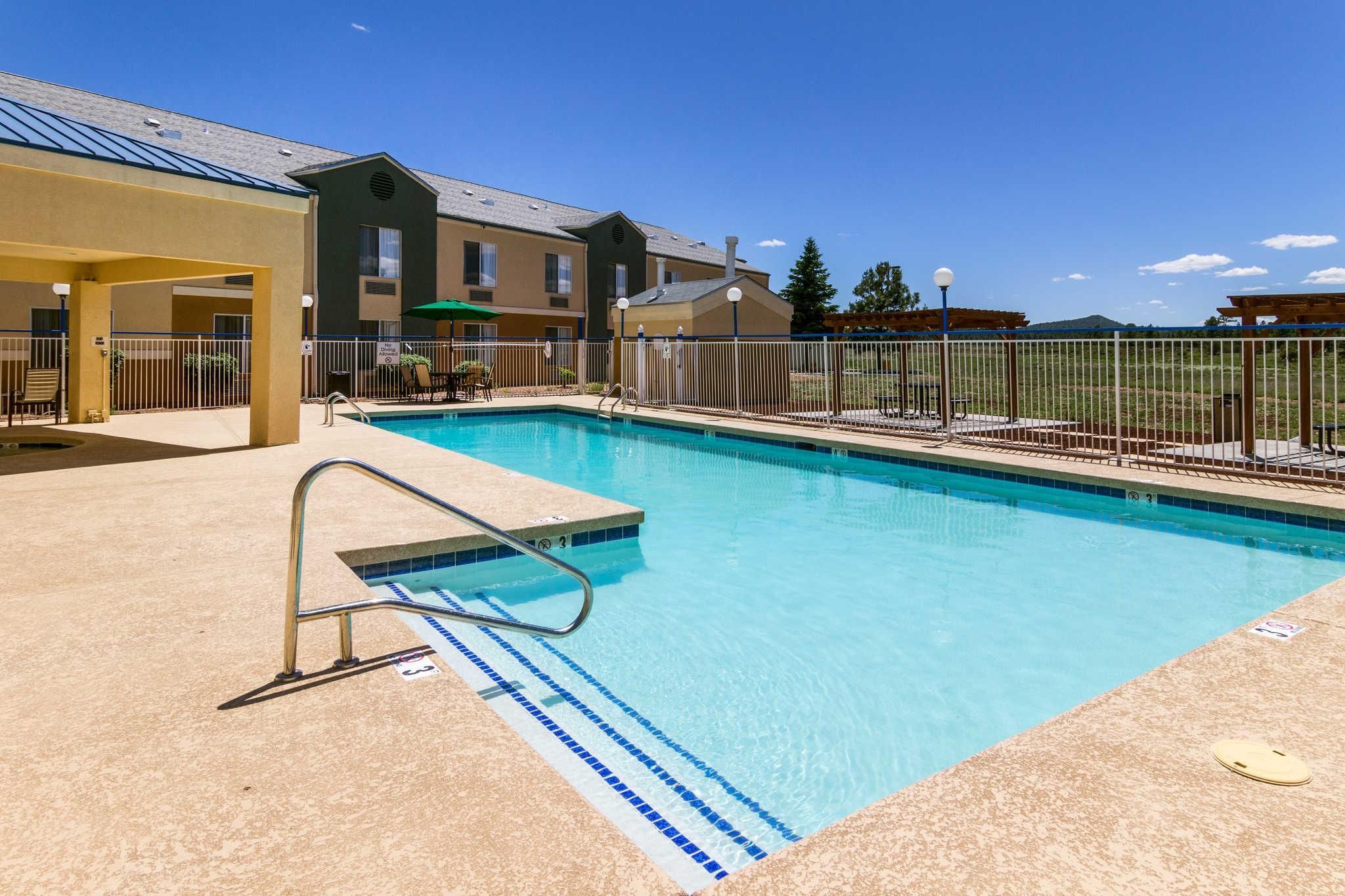 swimming pool [outdoor]