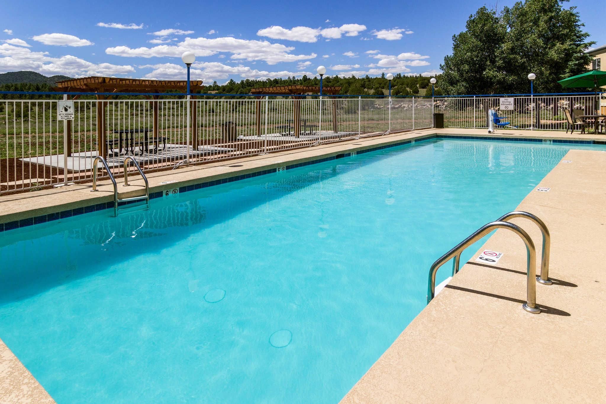 swimming pool [outdoor]