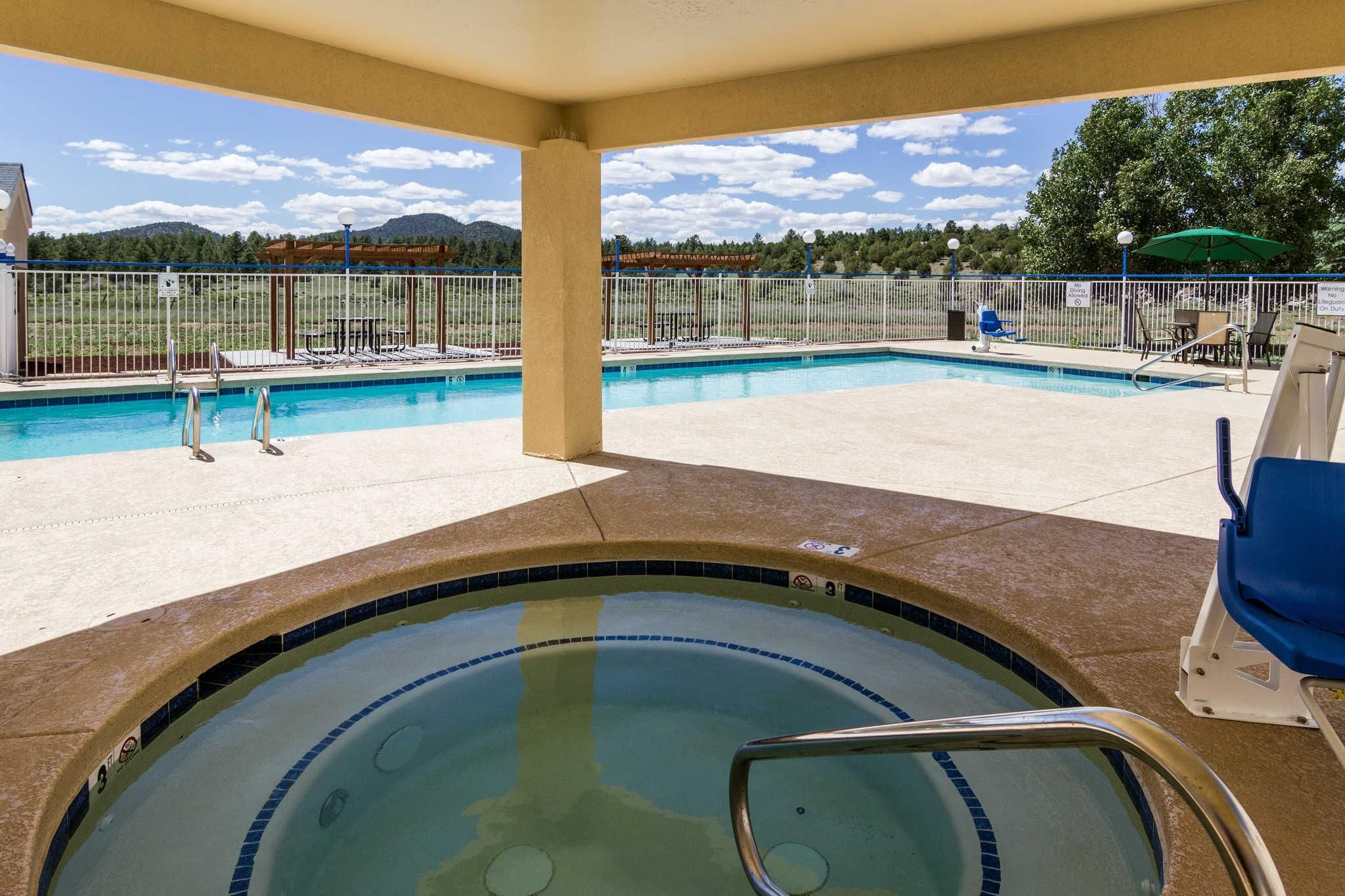 swimming pool [outdoor]