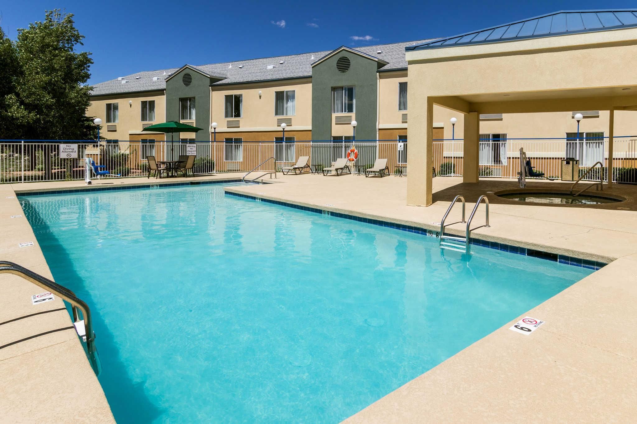 swimming pool [outdoor]