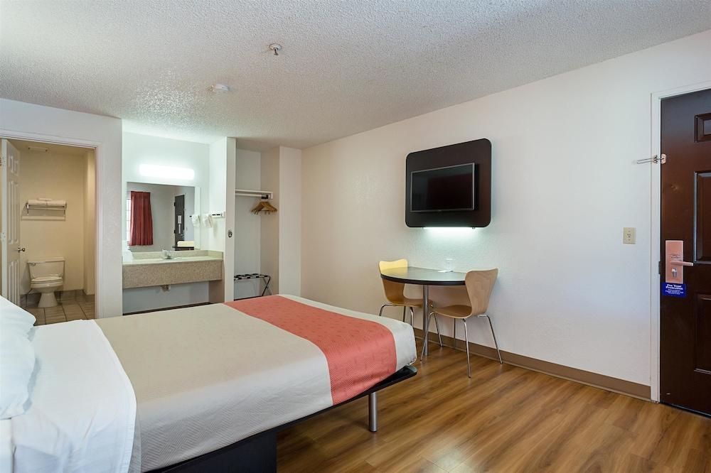 Deluxe Queen Room - Non-Smoking