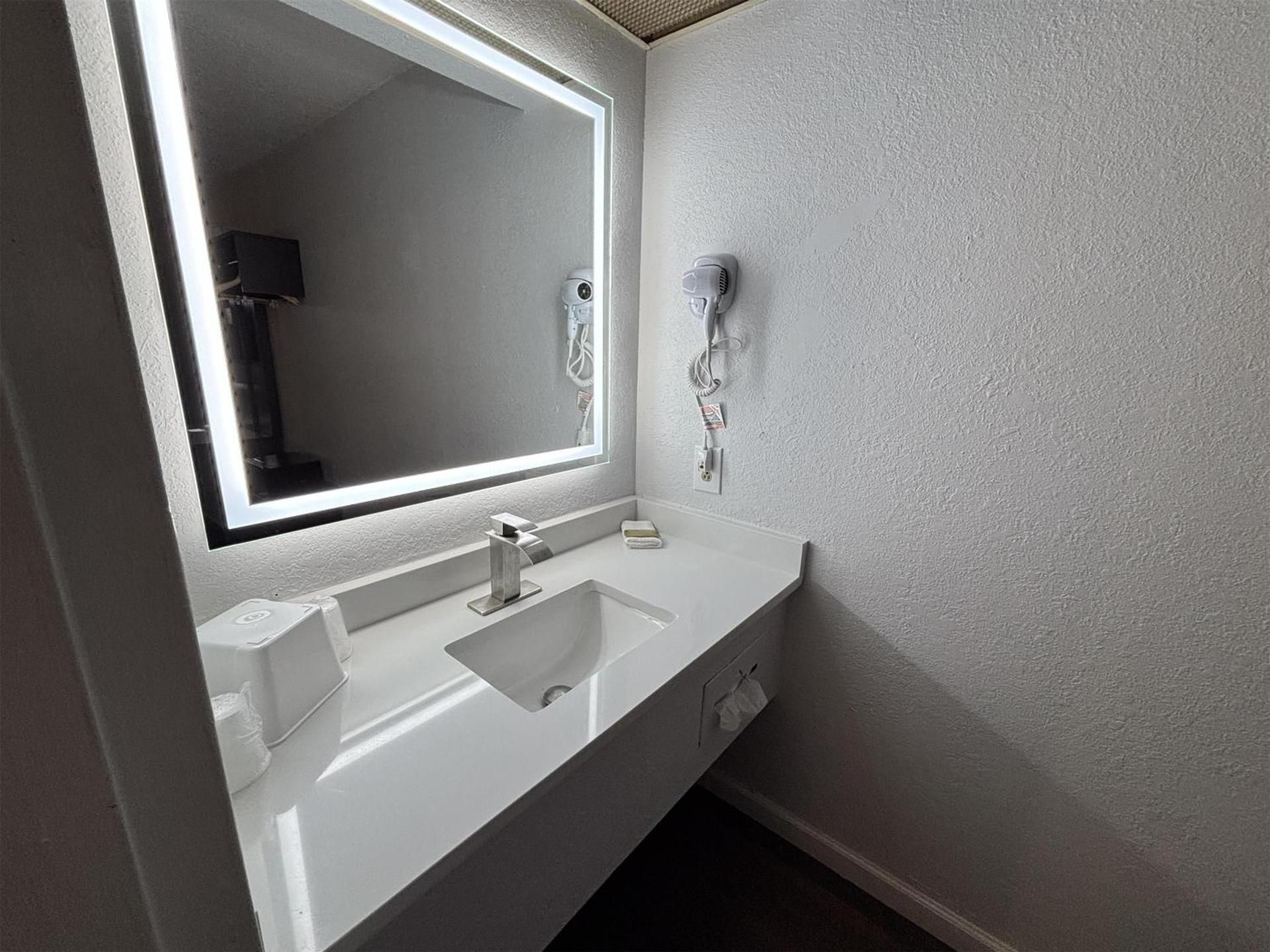 1 King Bed | Non-Smoking, Micfridge
