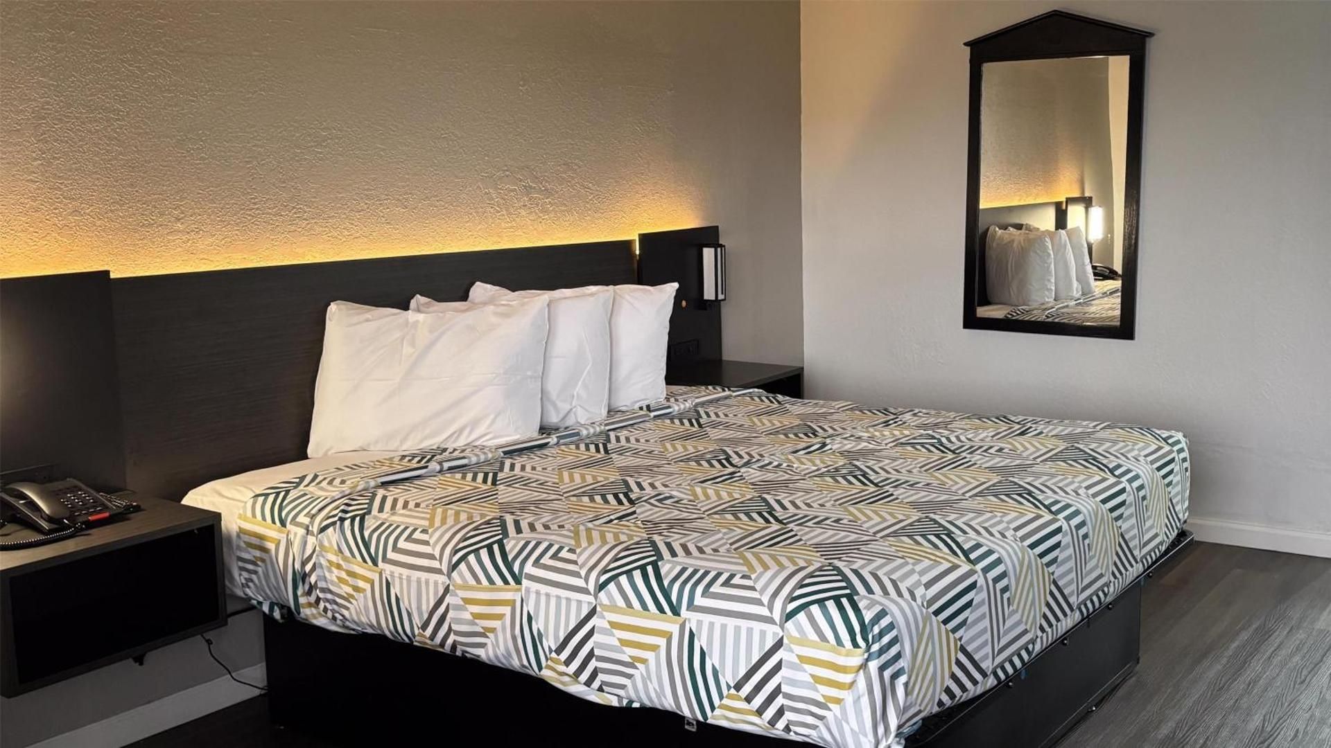 1 King Bed | Non-Smoking, Micfridge