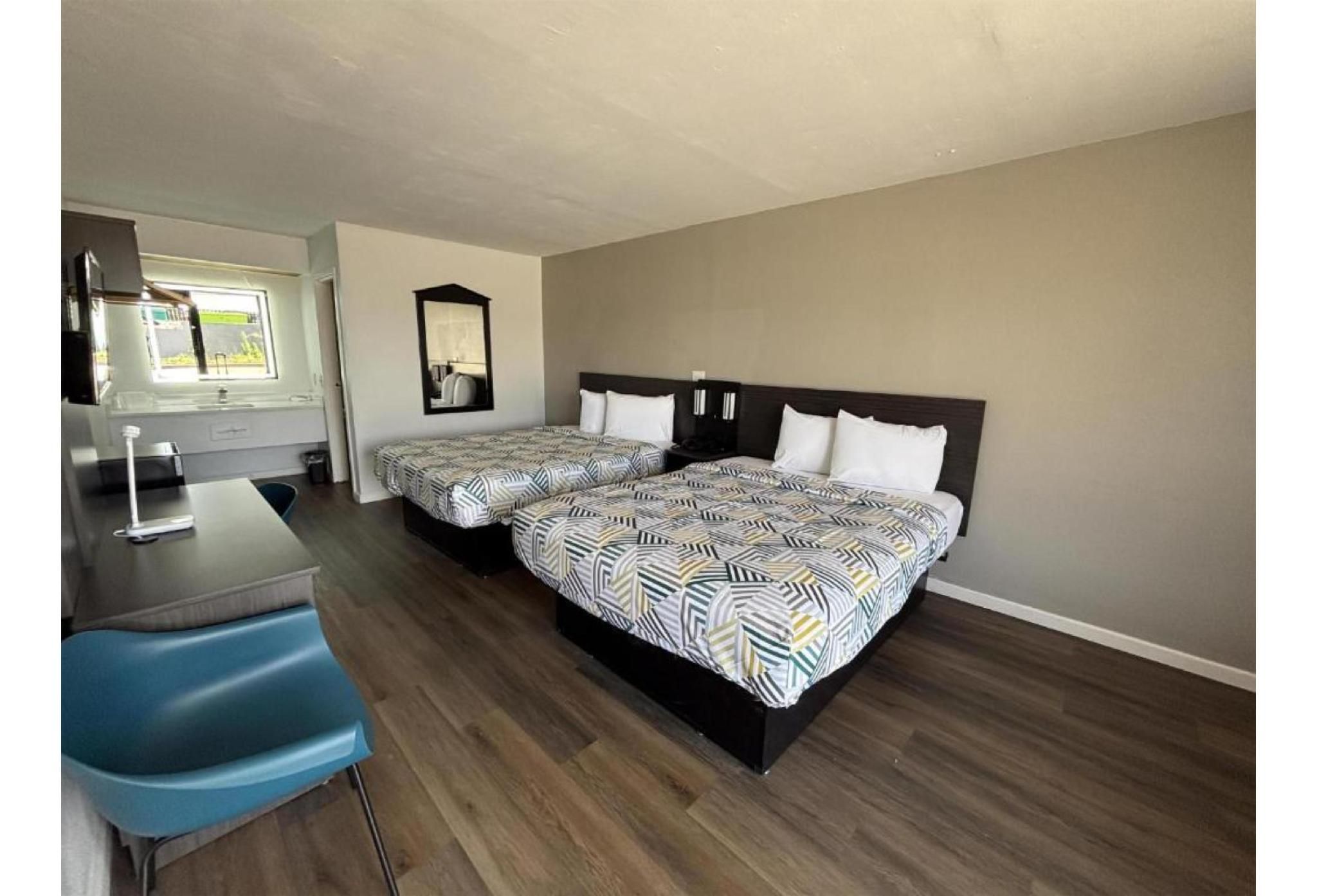 2 Queen Beds | Mobil Access Tub Nsmk Micfridg