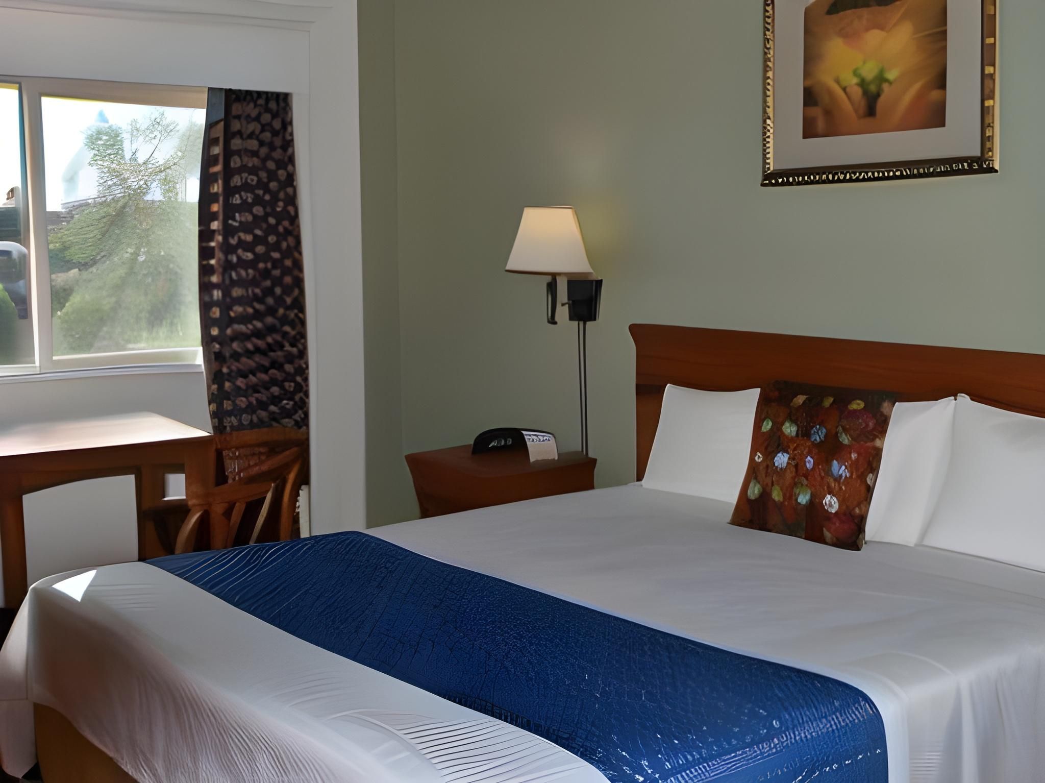 1 King Bed, Pool View, Ground Floor, Non-Smoking