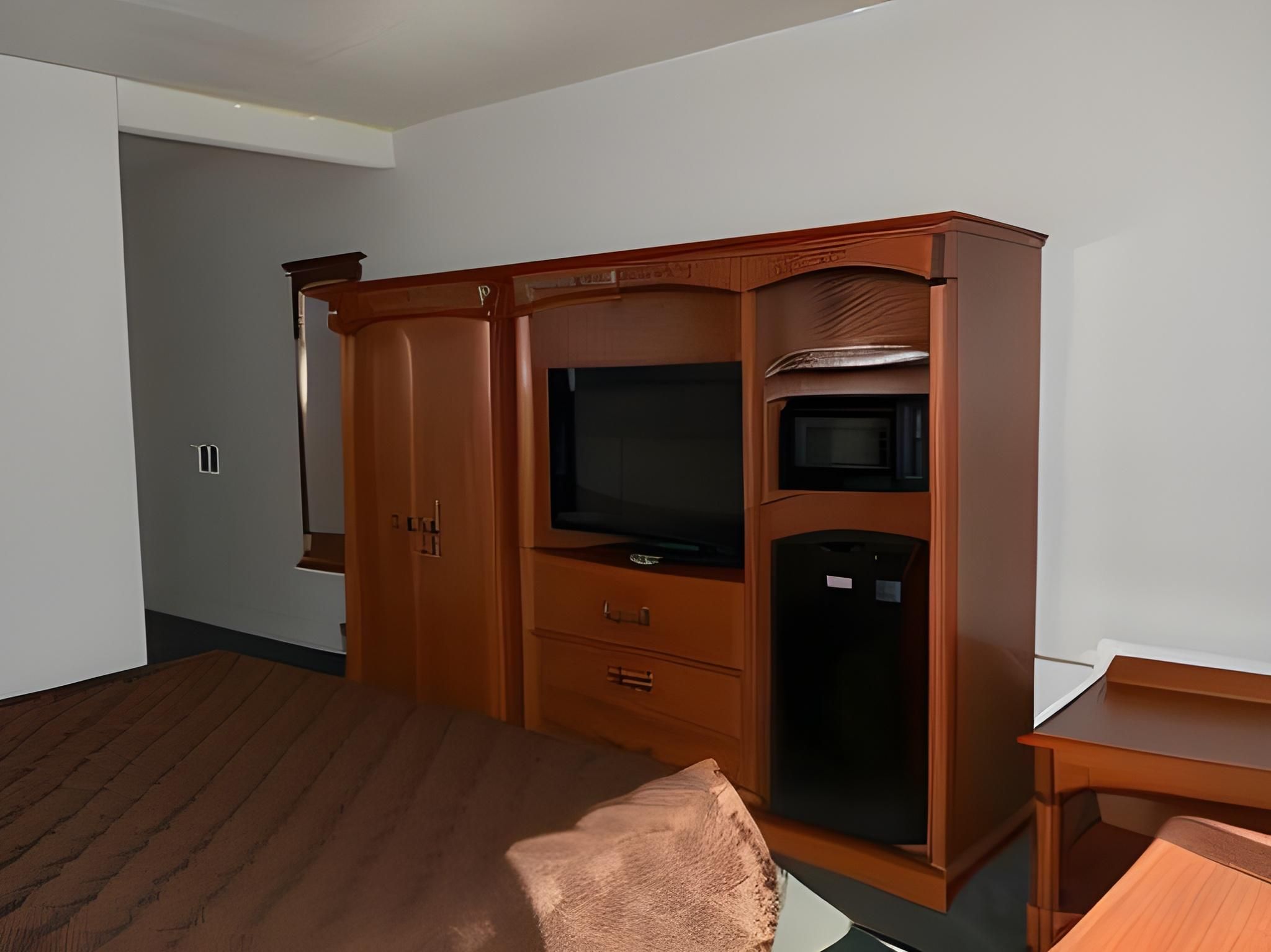 1 King Bed, Pool View, Ground Floor, Non-Smoking