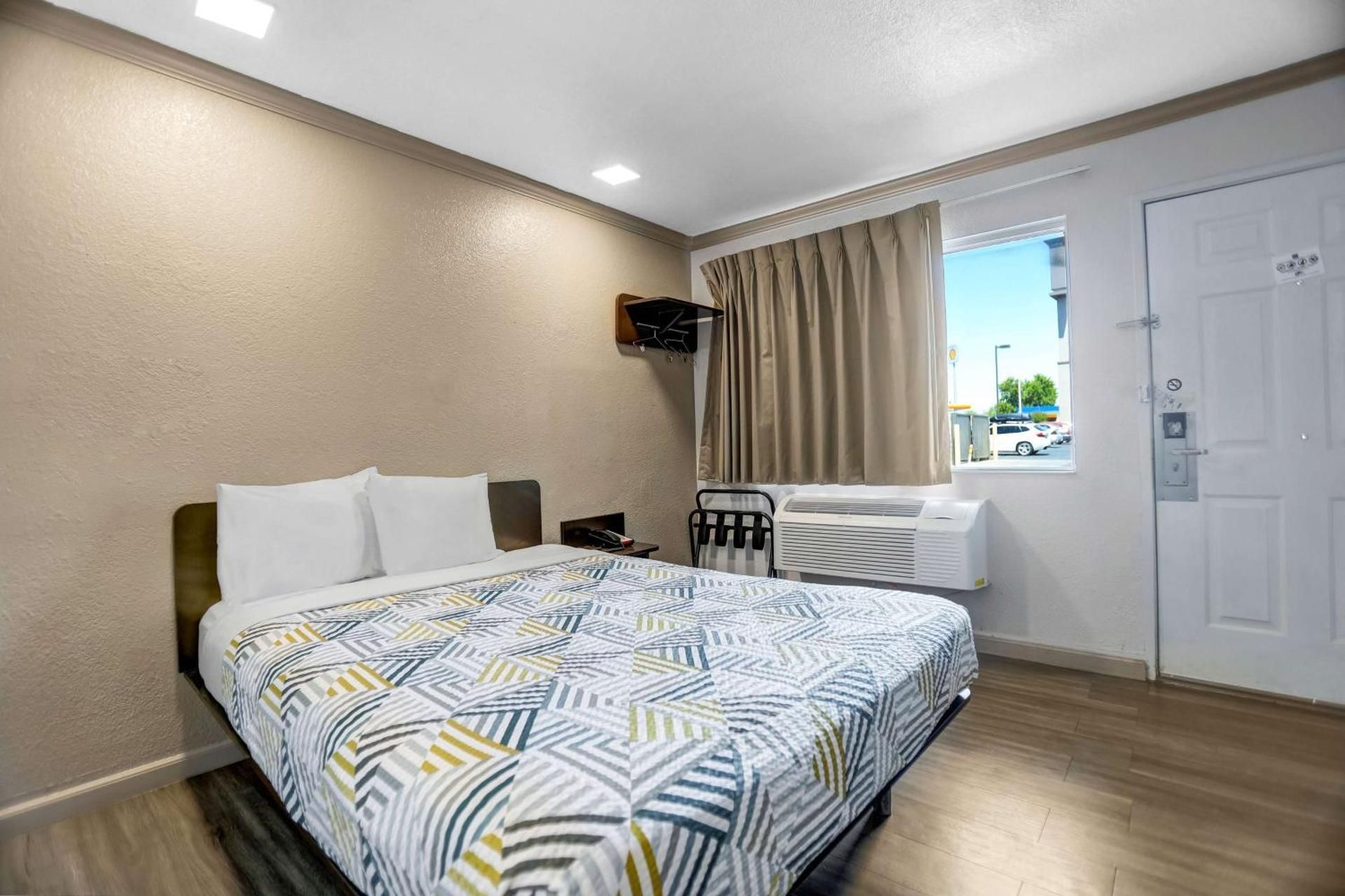 1 Queen Bed | Non-Smoking