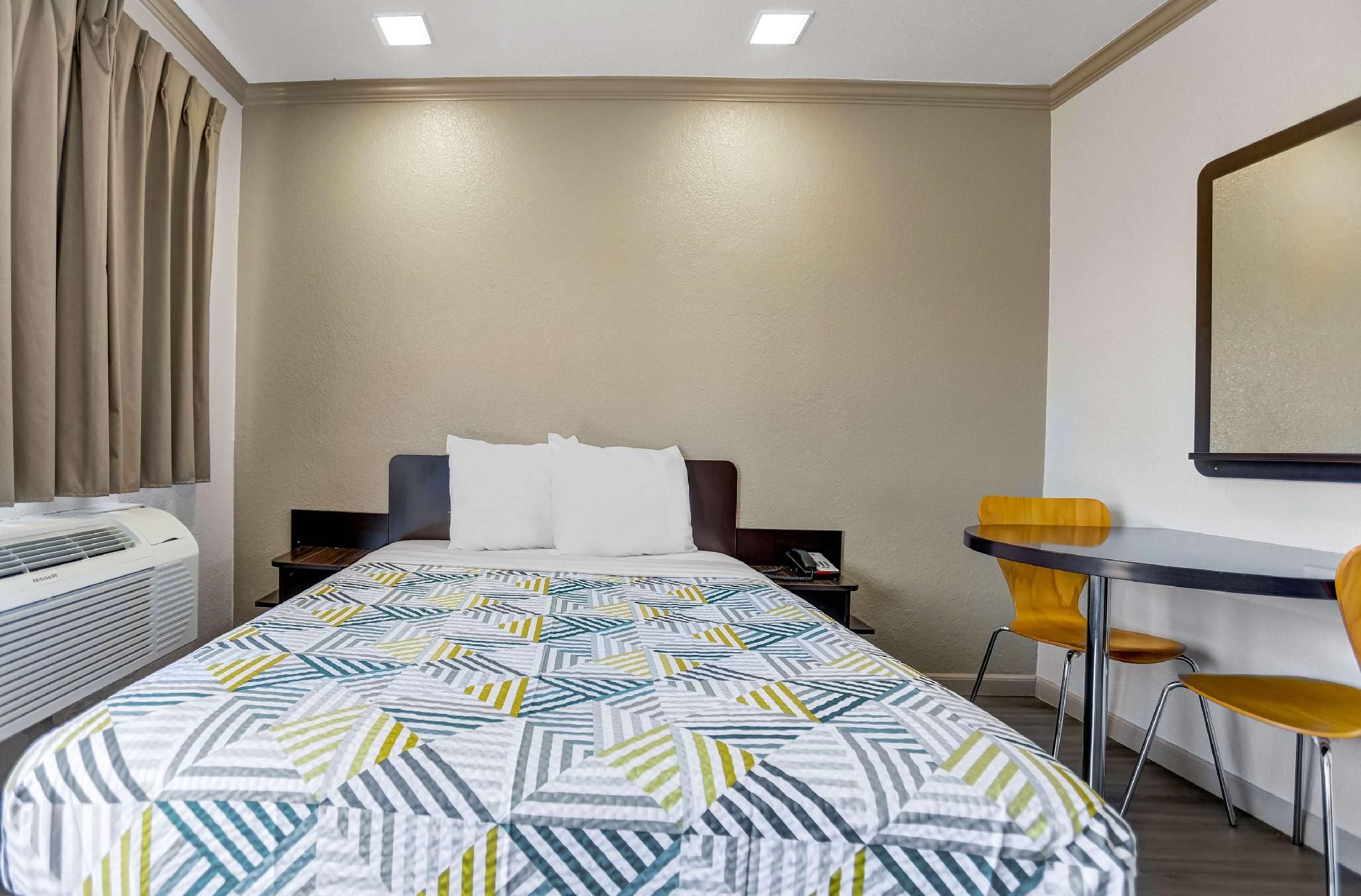 1 Queen Bed | Smoking