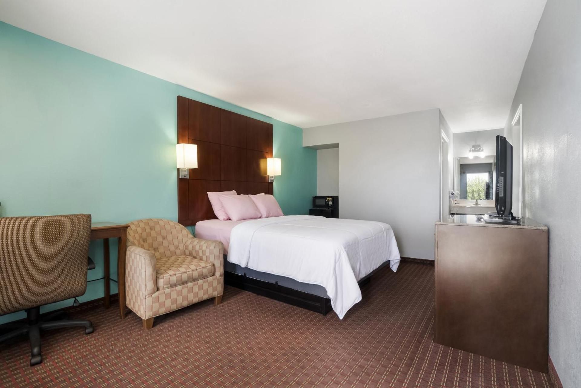 1 King Bed Non-Smoking