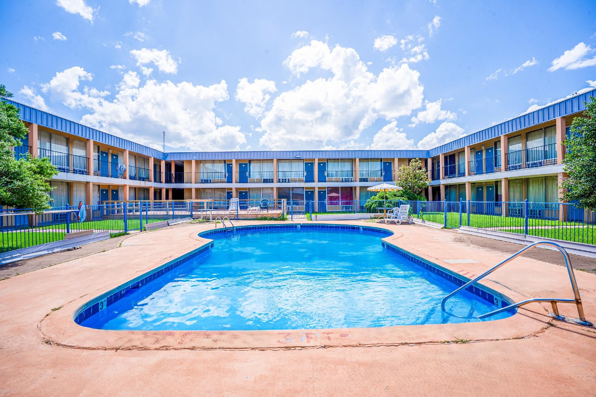 swimming pool [outdoor]