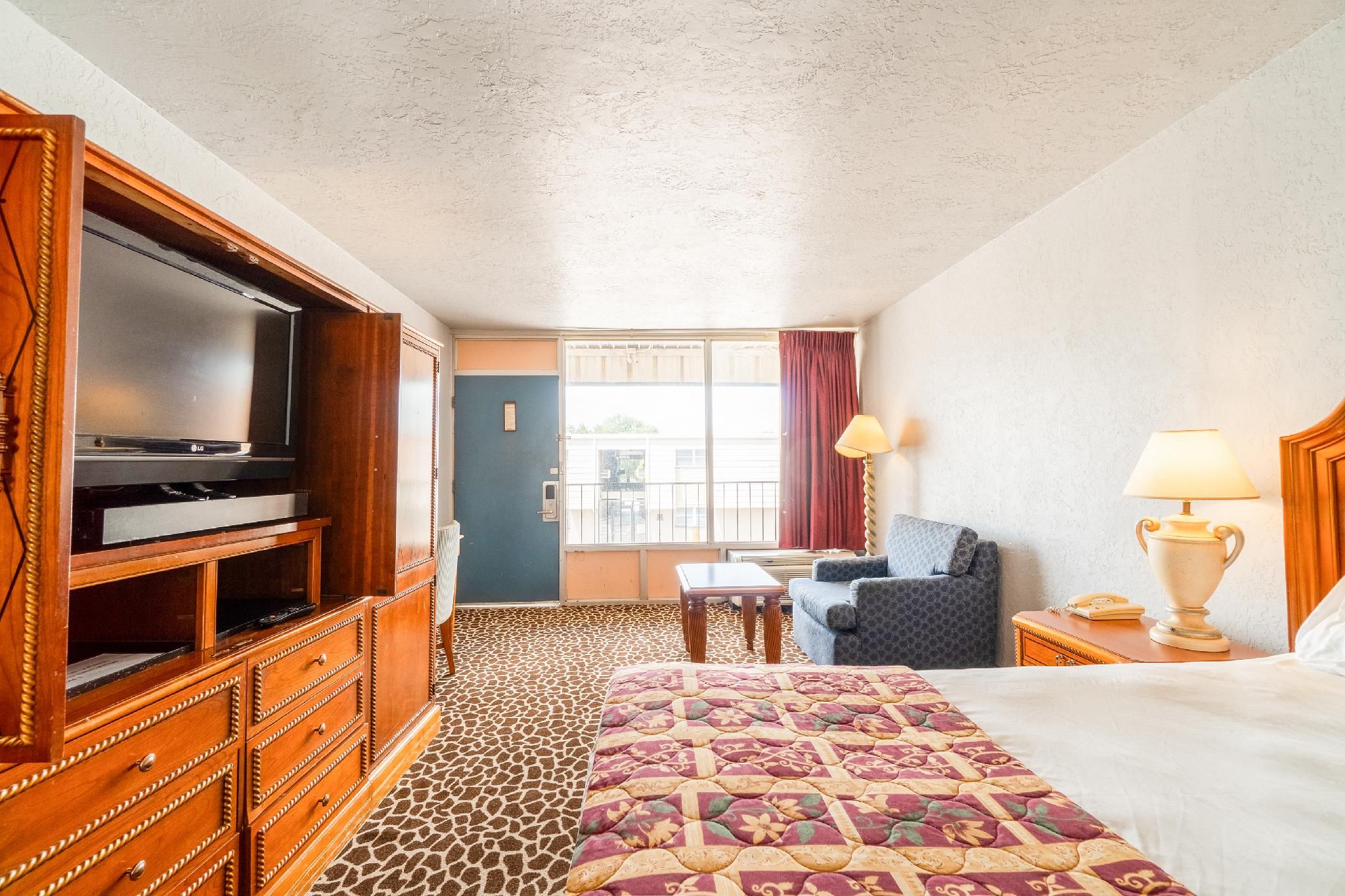 Castle Inn & Suites by OYO Lawton Full Bed Smoking 2