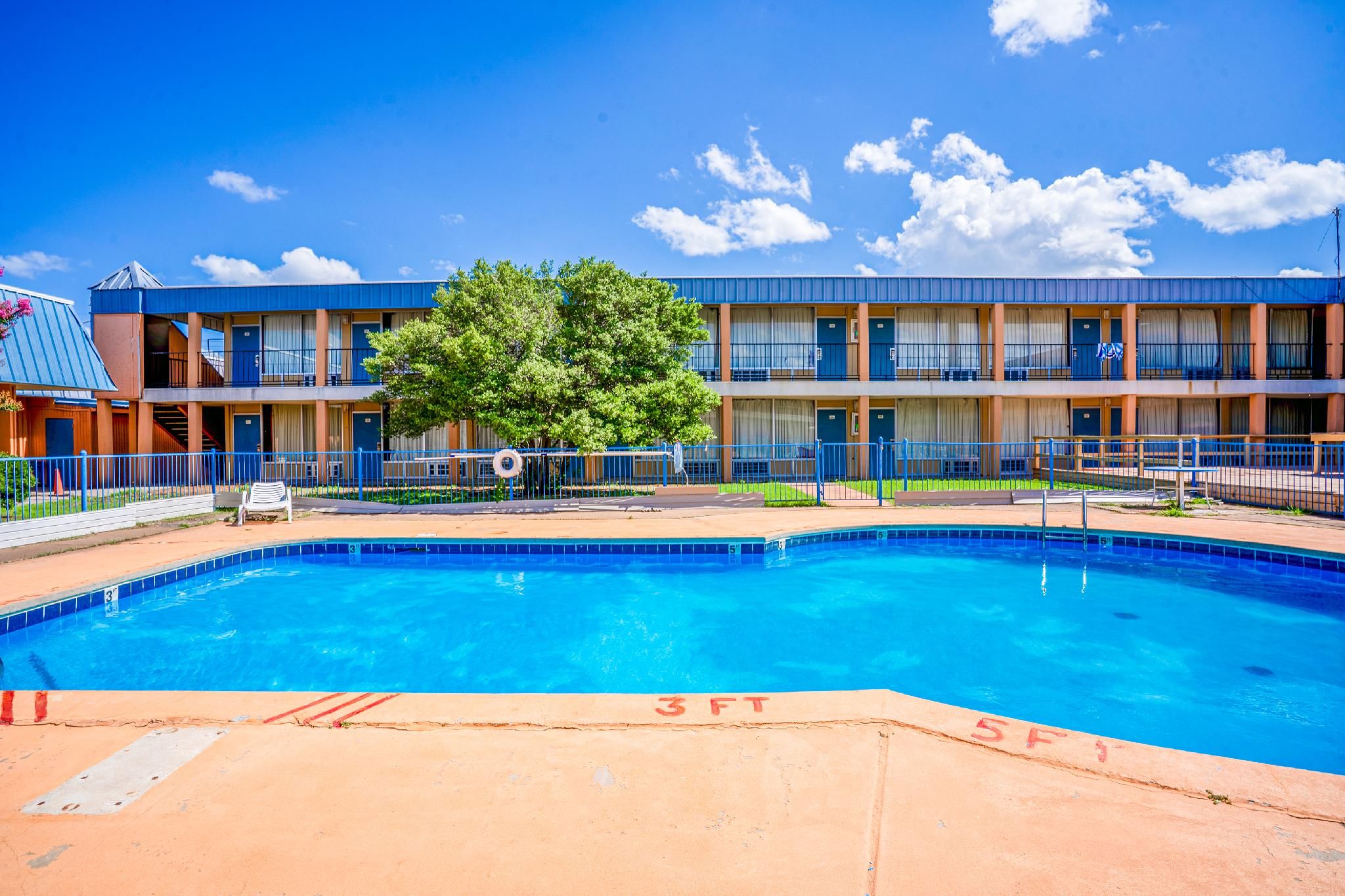 swimming pool [outdoor]
