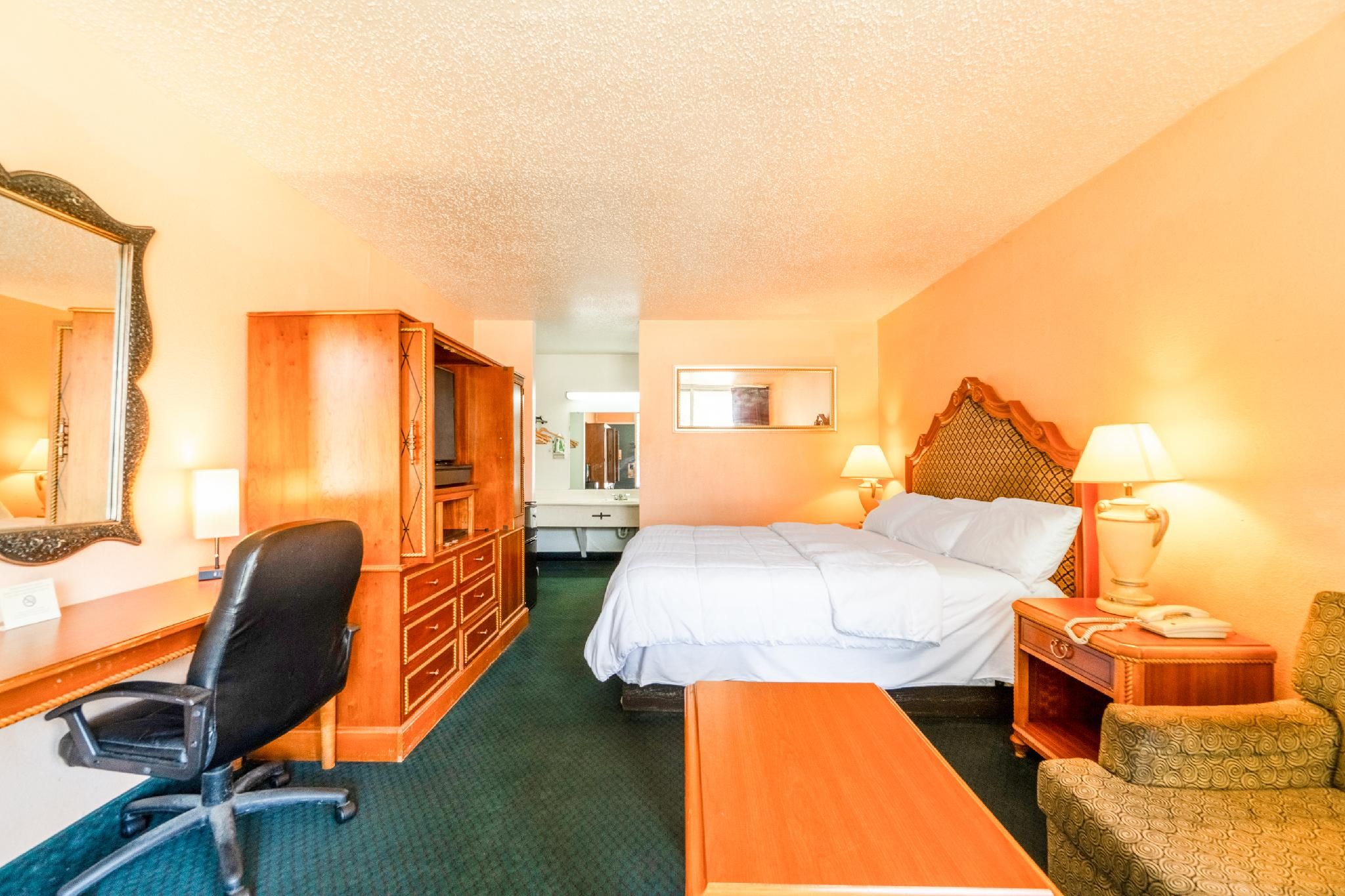 Castle Inn & Suites by OYO Lawton King Bed 2