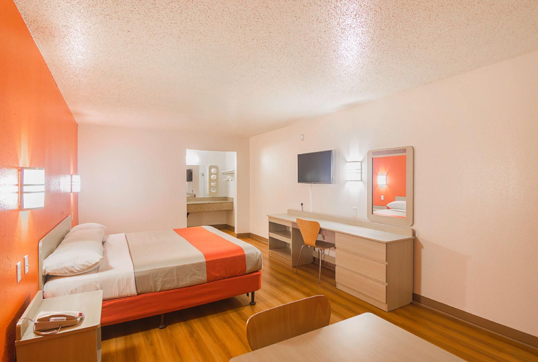 1 King Bed | ADA/RI Shower