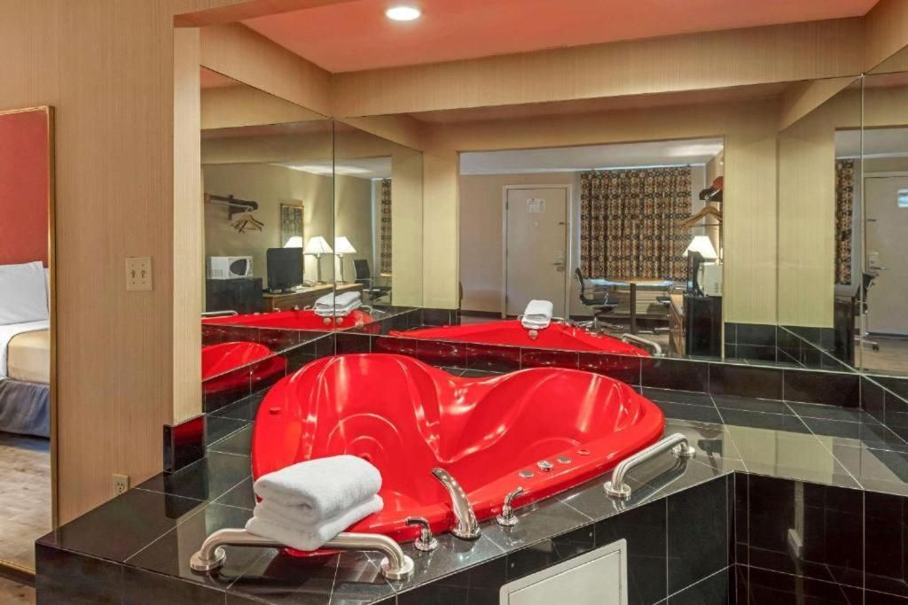 Large King Room with Hot Tub - Smoking