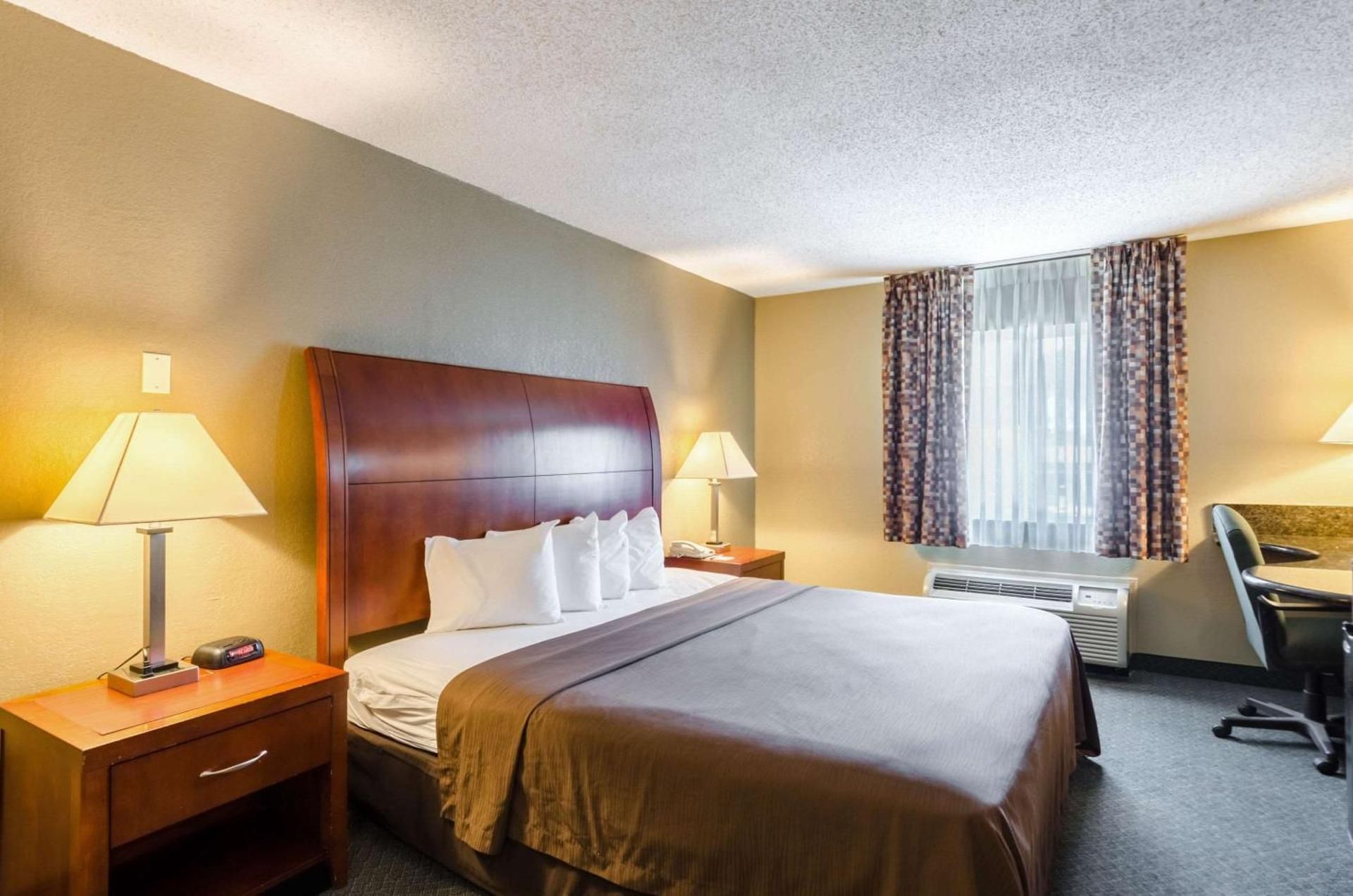 Quality Inn Chicopee-Springfield 1 King Bed, Nonsmoking 2