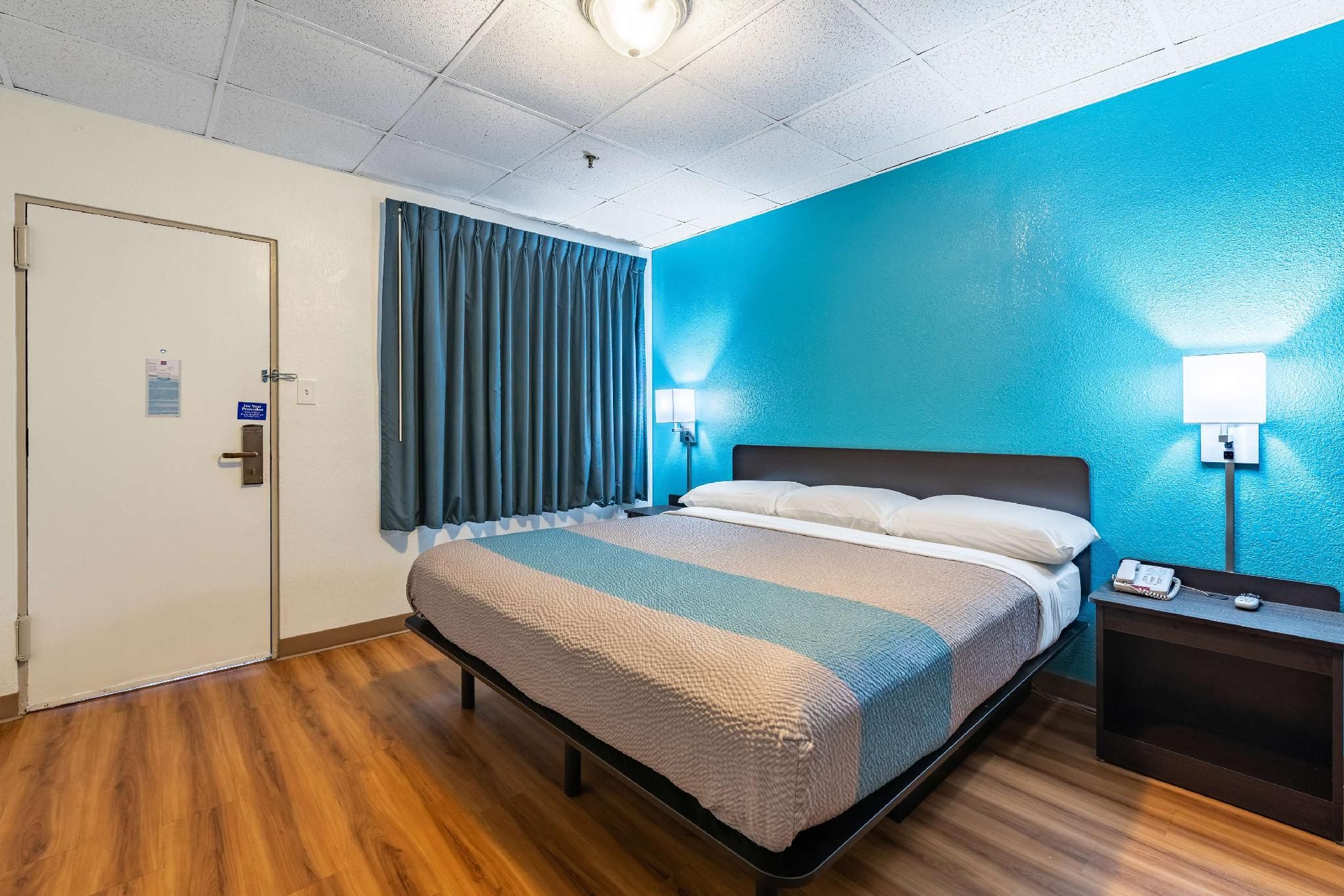1 King Bed | Non-Smoking