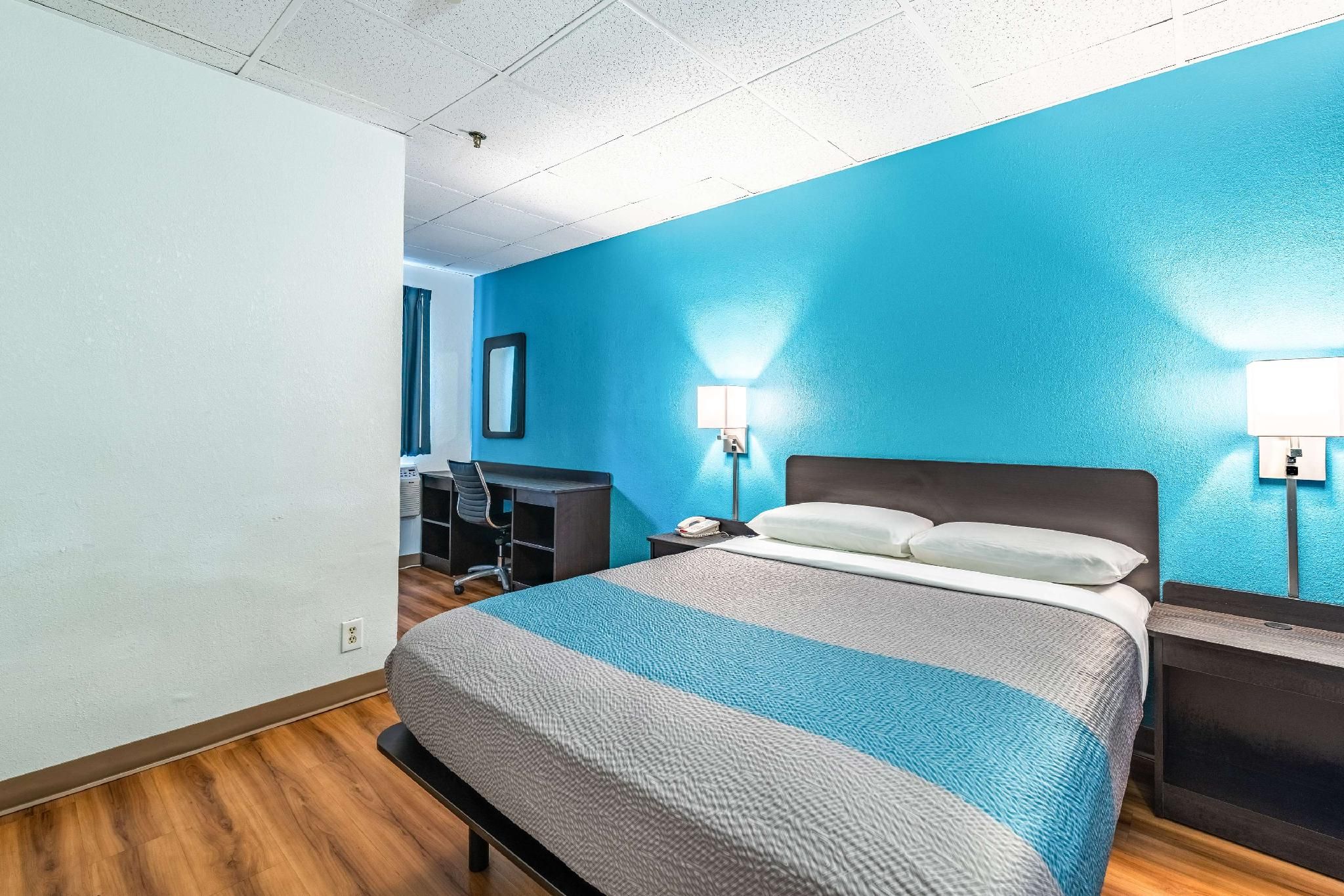 1 King Bed | Non-Smoking