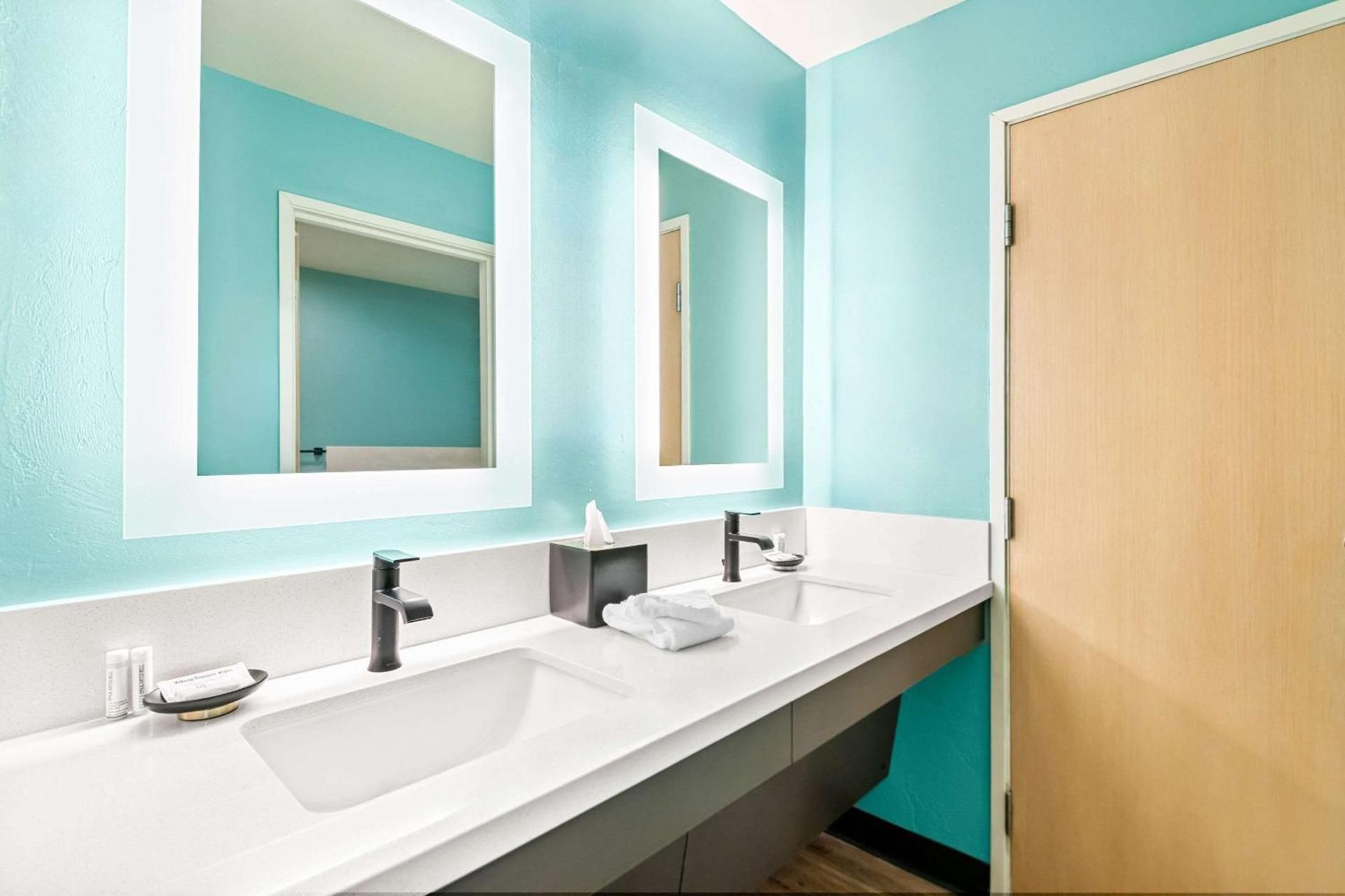 One Room Suite - Non Smoking/Pet Friendly