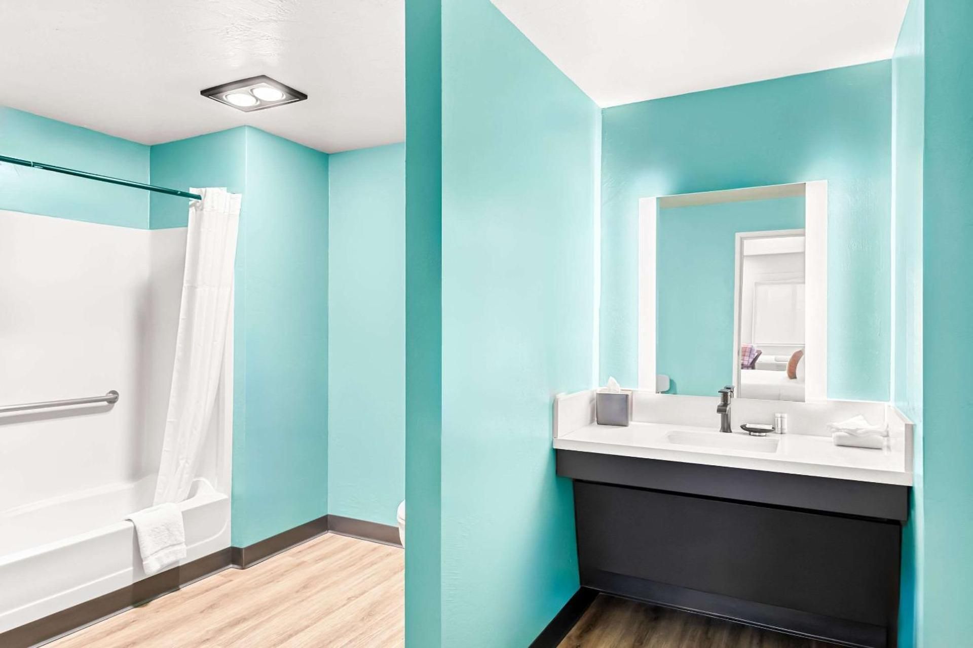 Quadruple Room with Two Queen Beds and Tub - Disability Access/Non Smoking/Pet Friendly