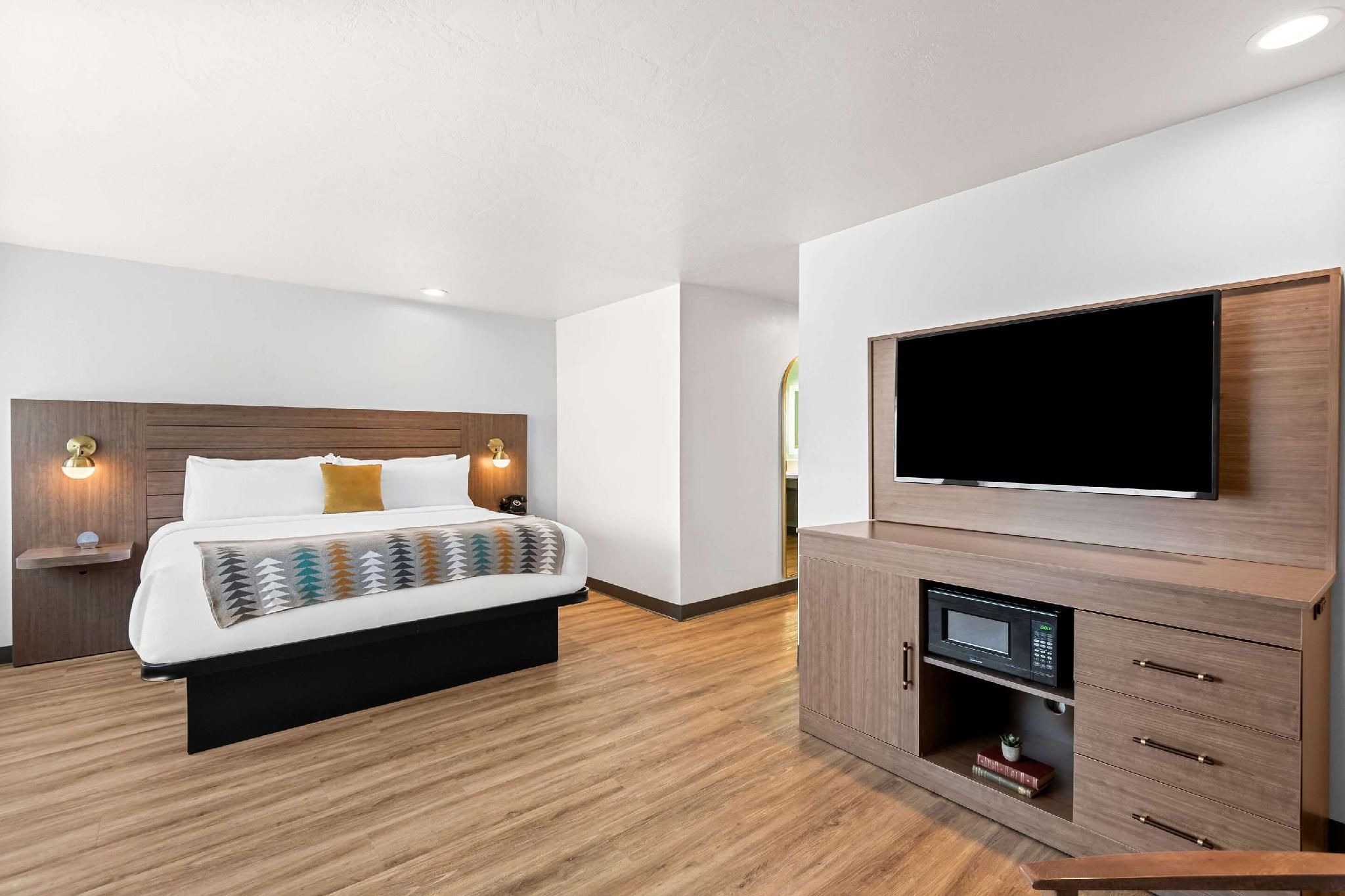 1 King Bed, Suite, Nonsmoking