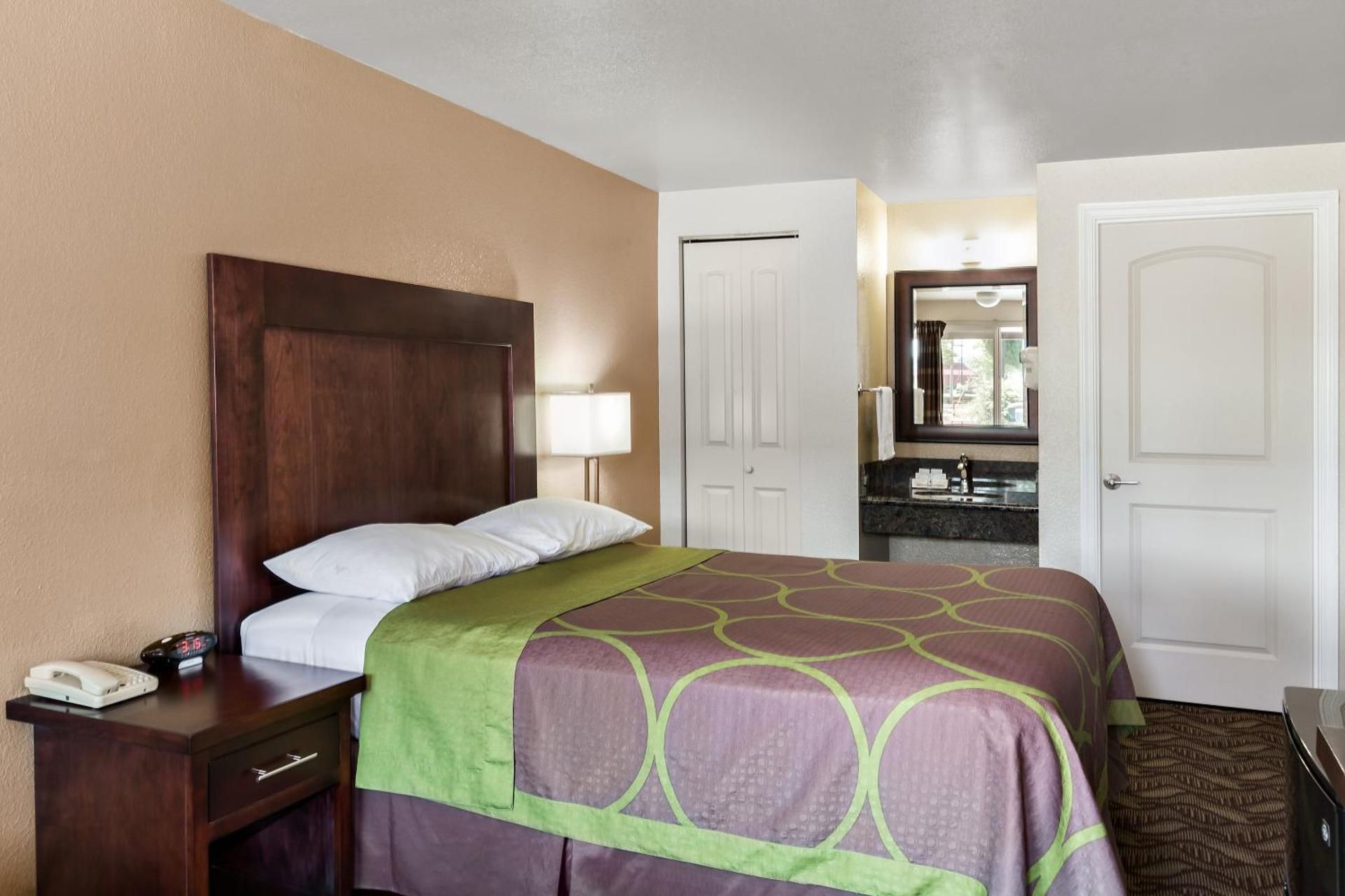 Budget Lodge Eugene 1 Queen Bed Nonsmoking 2