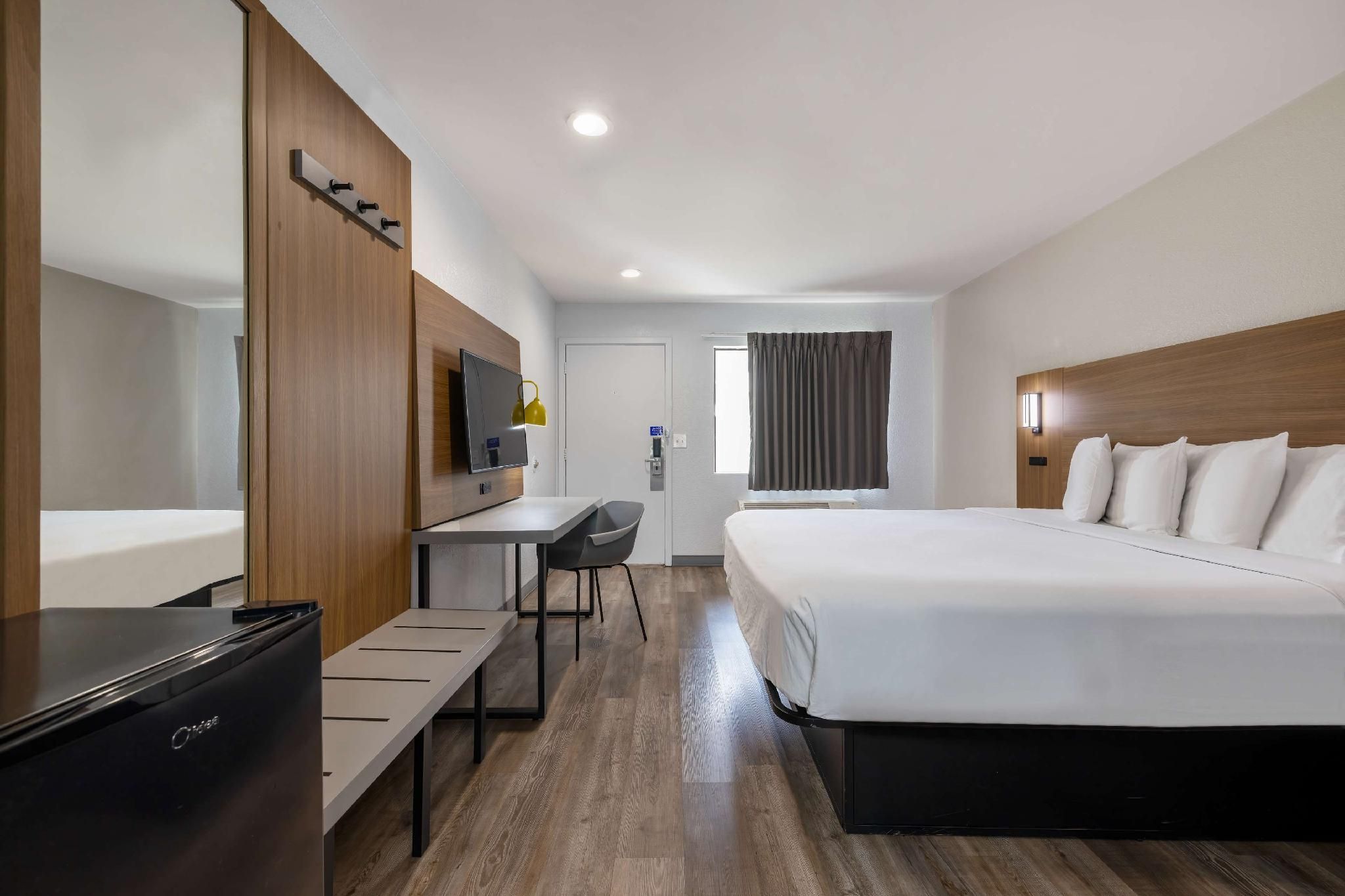 1 King Bed | Mobility Accessible RI Shower Nsmk