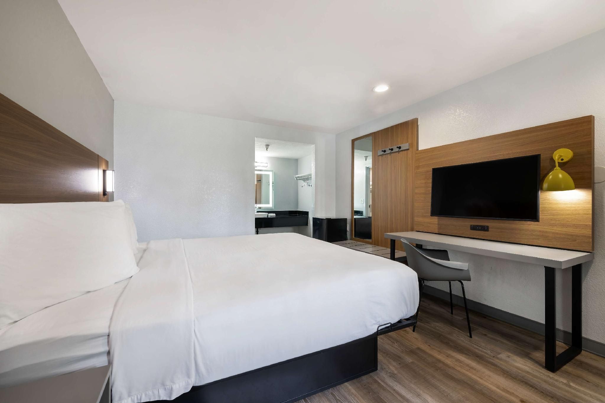1 King Bed | Mobility Accessible RI Shower Nsmk