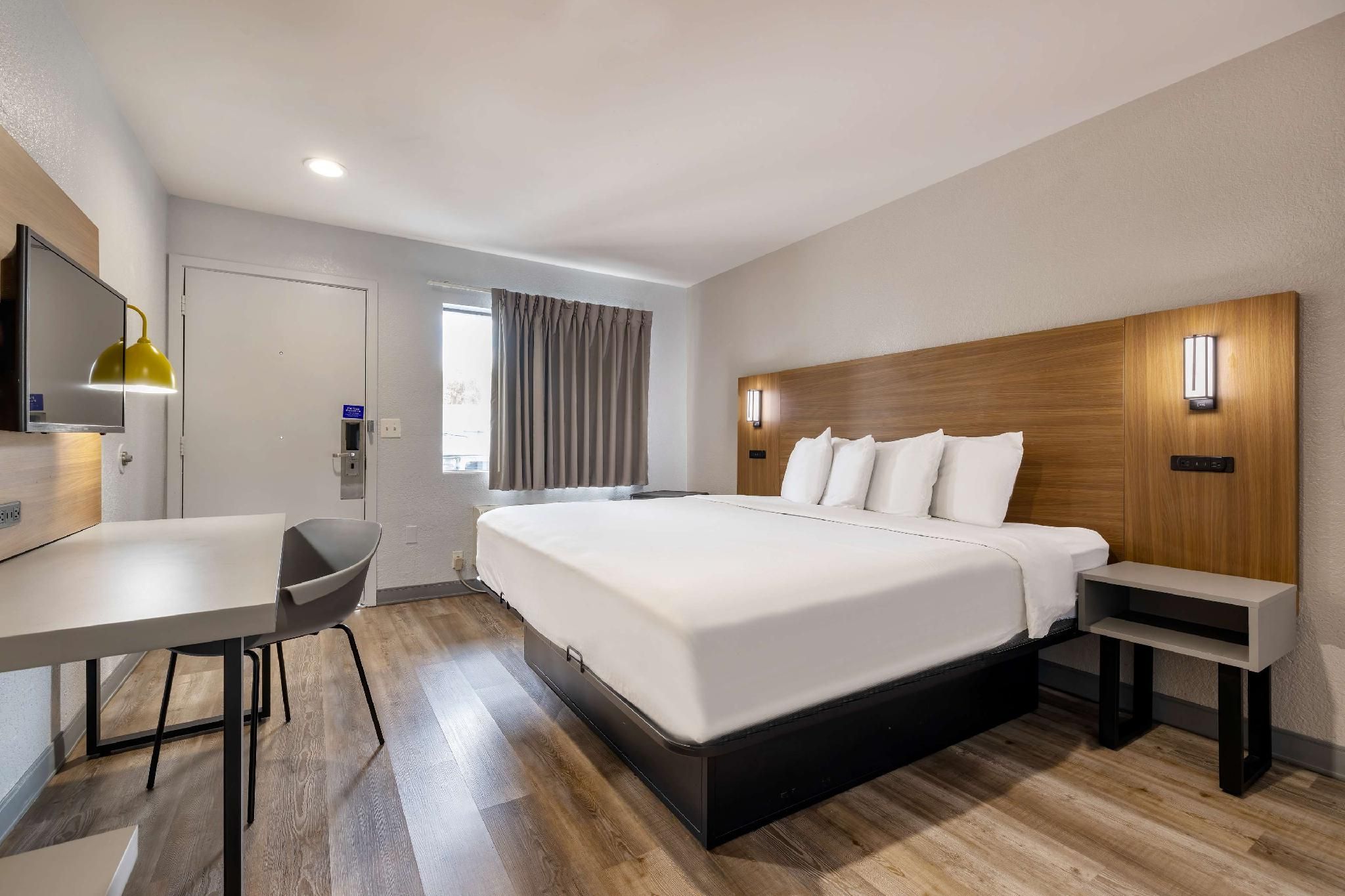 1 King Bed | Non-Smoking