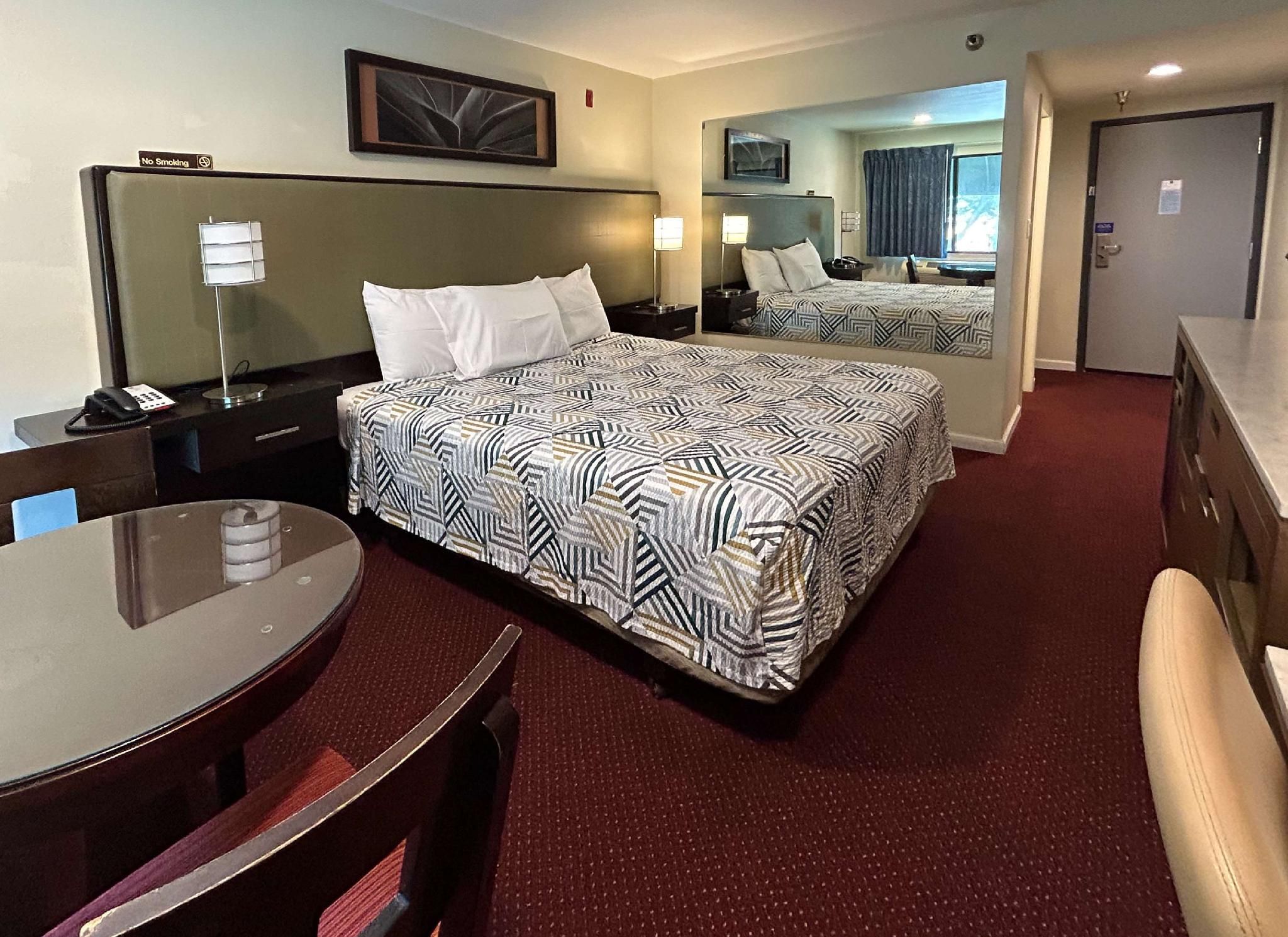 1 KING BED | MOBILITY ACC TUB SMK MICFRIDGE