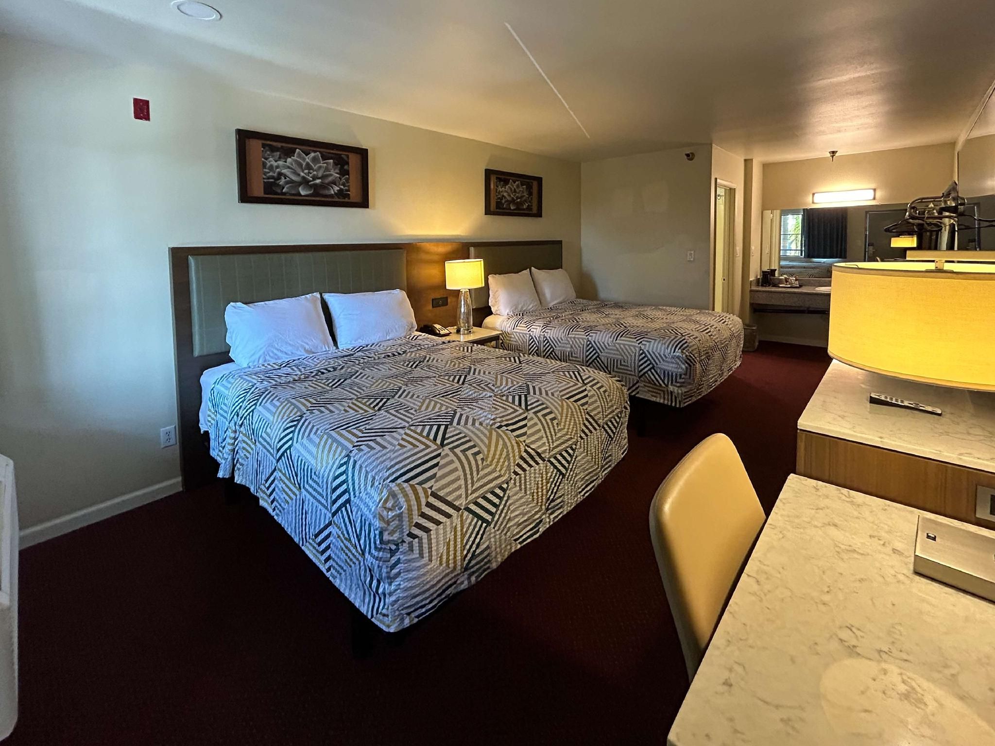 2 Queen Beds | Smoking, Micfridge