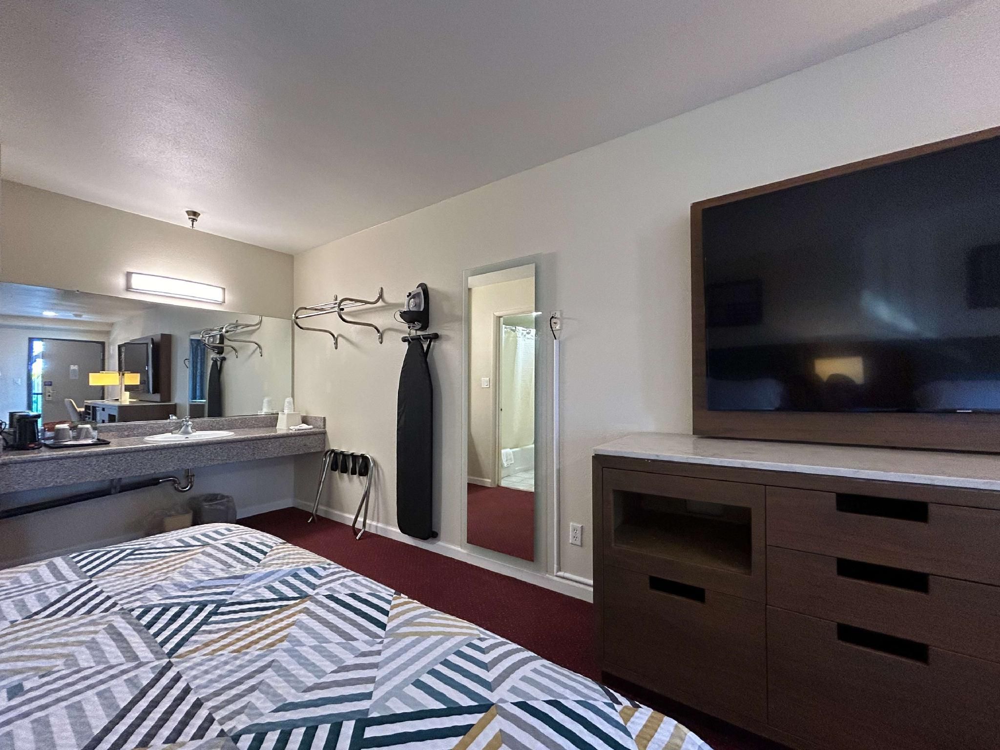 1 King Bed | Non-Smoking, Micfridge