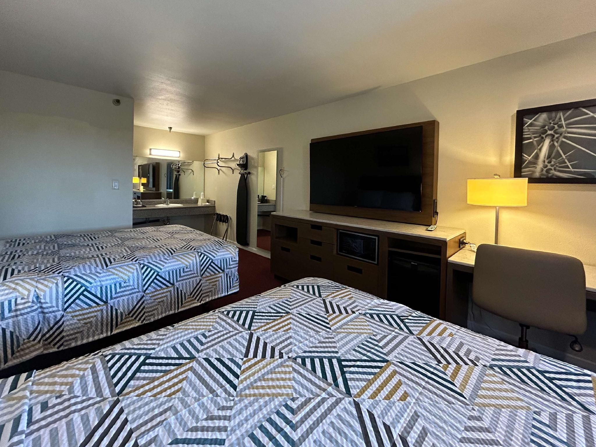 2 Queen Beds | Smoking, Micfridge