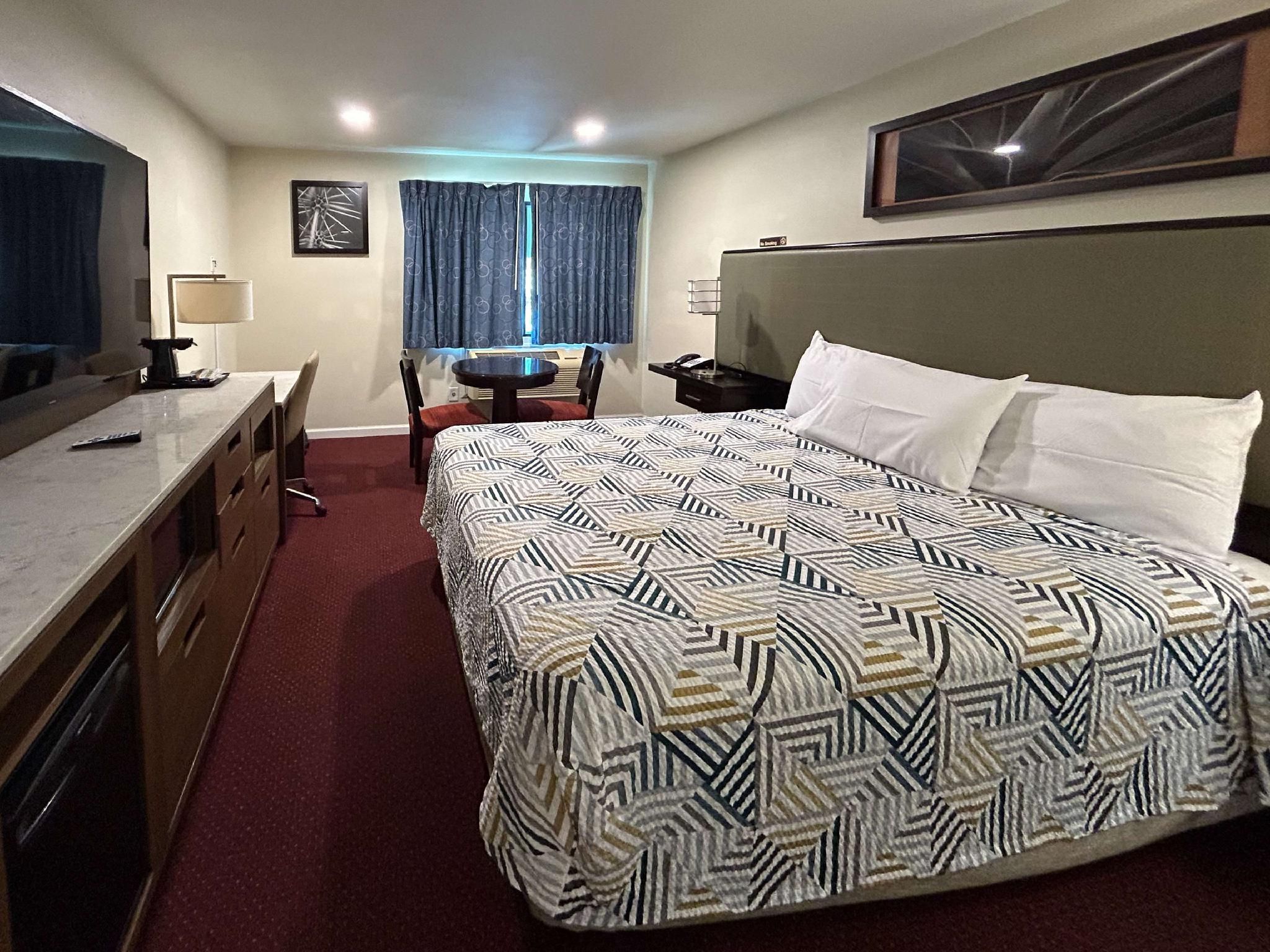 1 King Bed | Non-Smoking, Micfridge