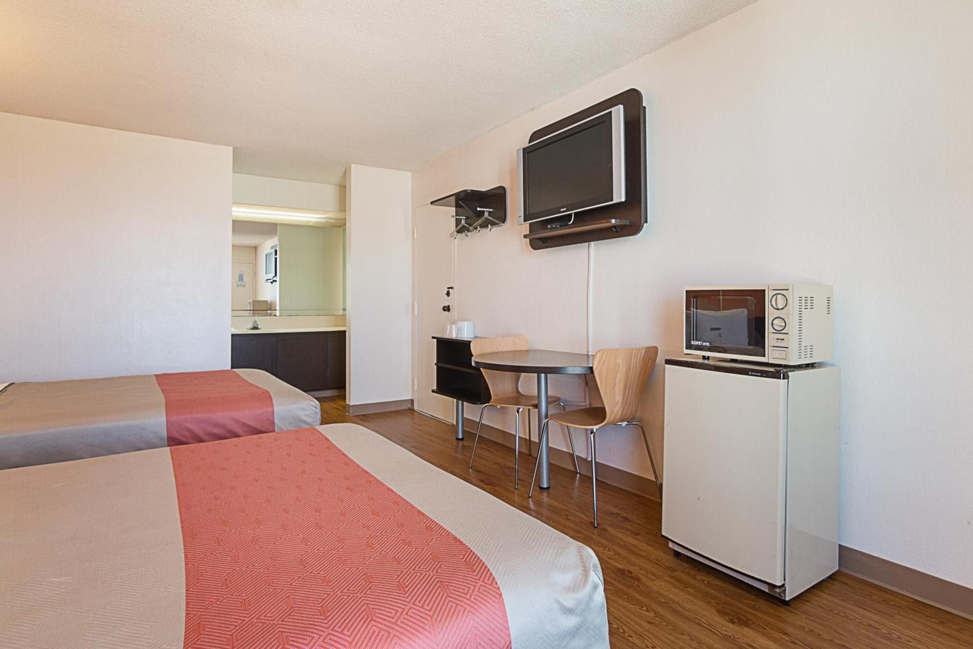 Motel6 Newnan, GA Double Room - Disability Access - Smoking 2