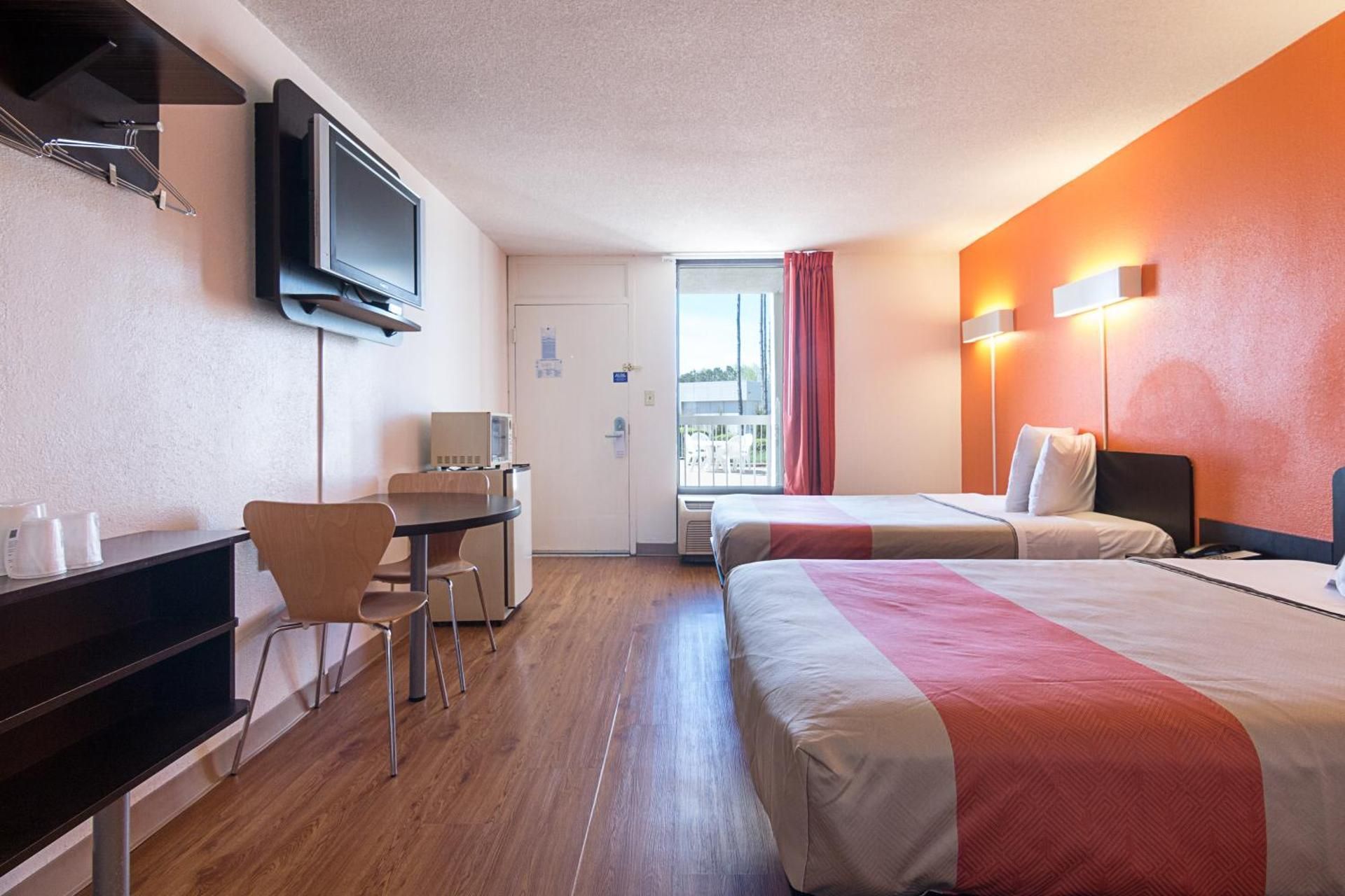 Motel6 Newnan, GA Double Room - Disability Access - Smoking