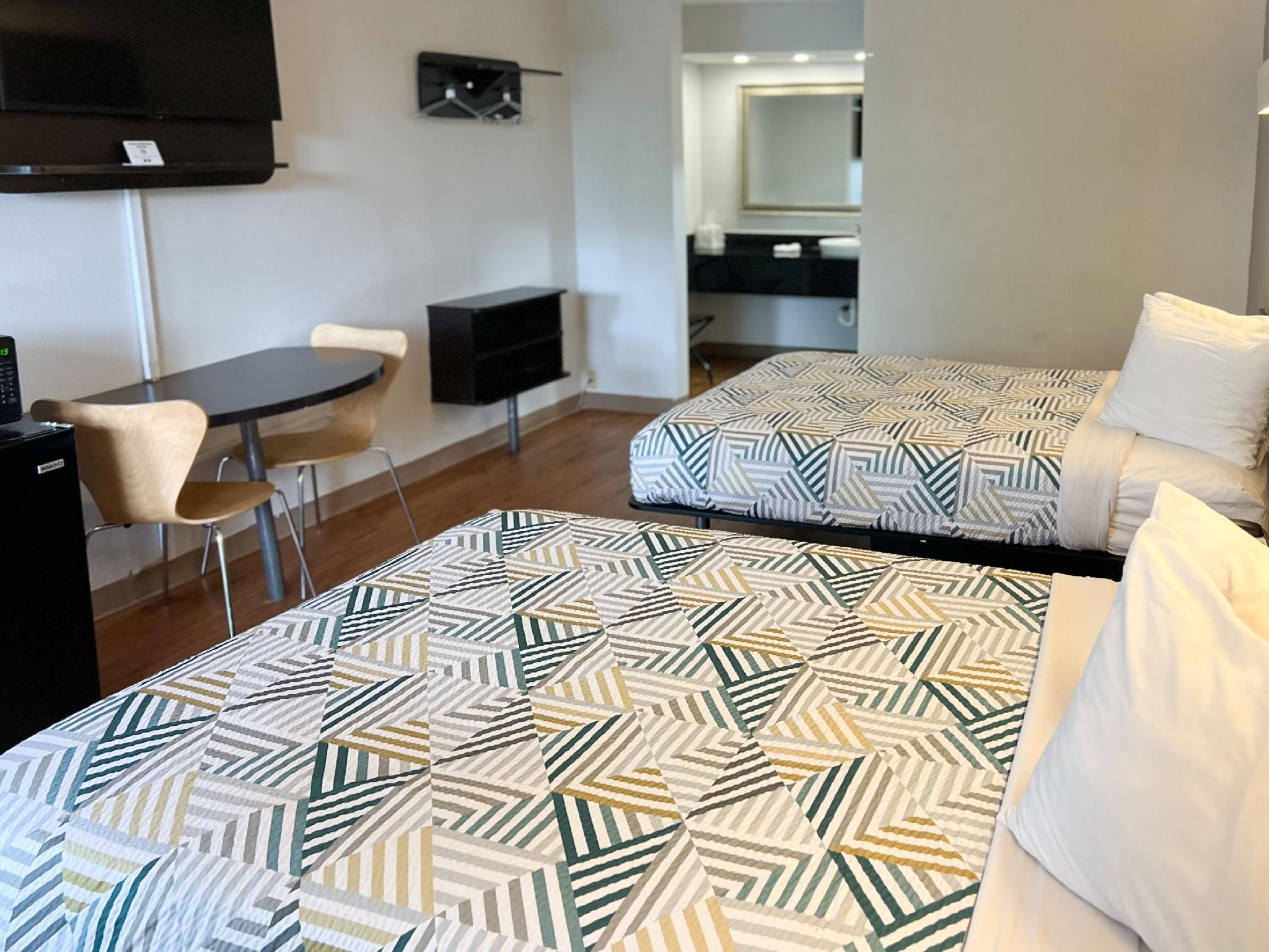 Motel6 Newnan, GA 2 Full Beds | Non-Smoking, Micfridge