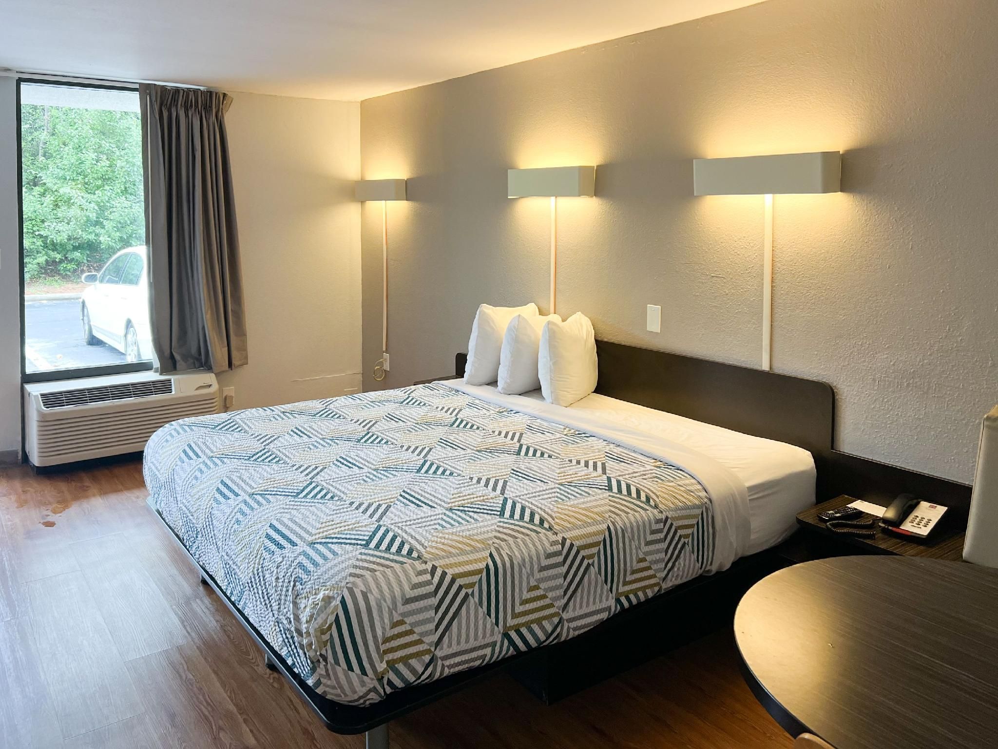 Motel6 Newnan, GA 1 King Bed | Non-Smoking, Micfridge 2