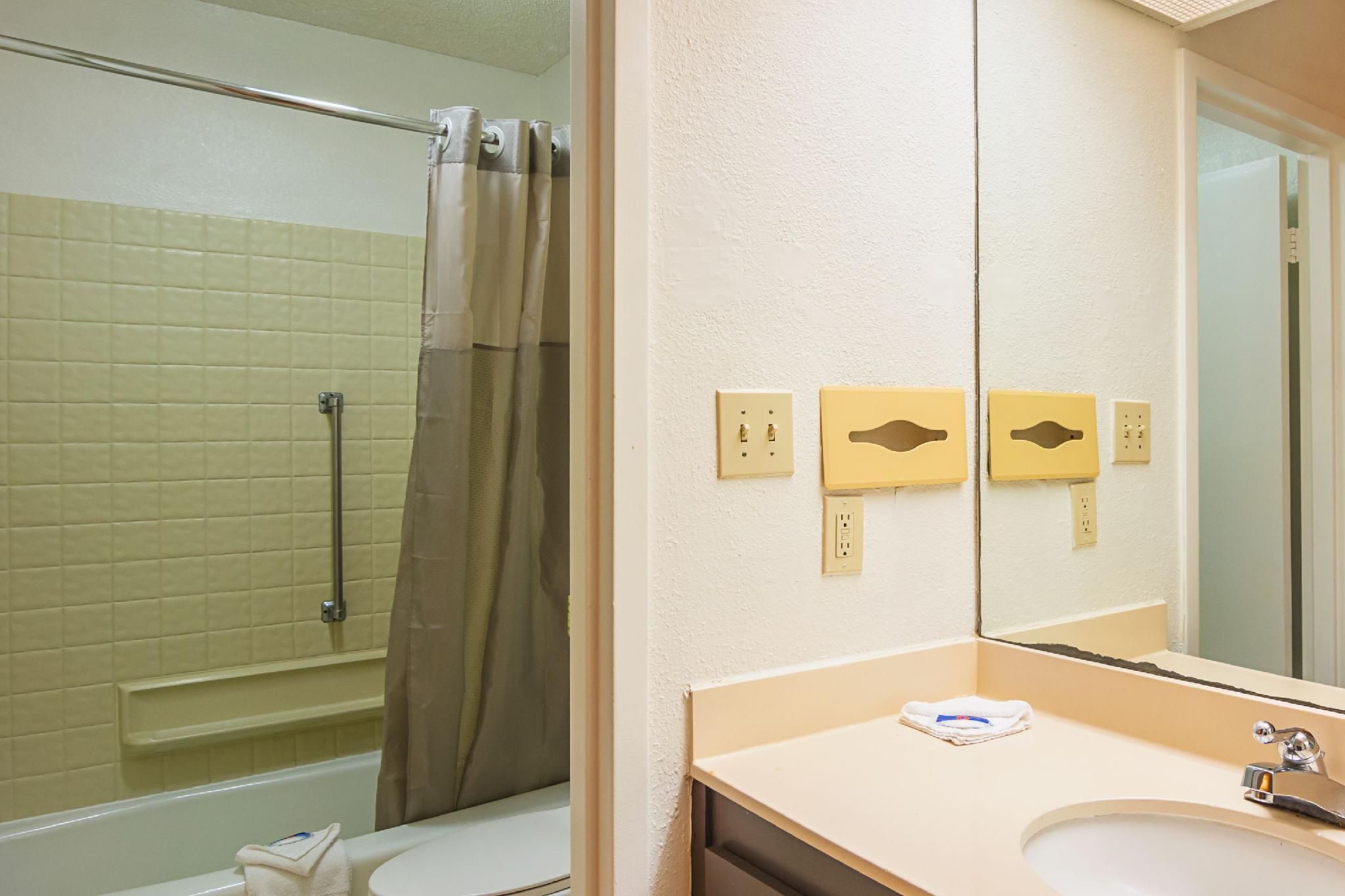 Motel6 Newnan, GA 2 Full Beds | Non-Smoking, Micfridge 3