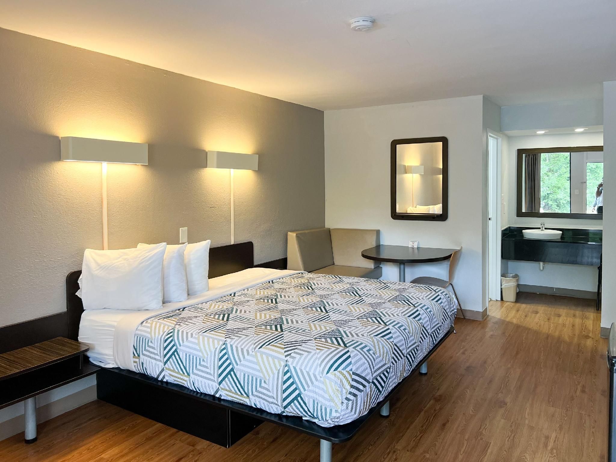 1 King Bed | Smoking, Micfridge