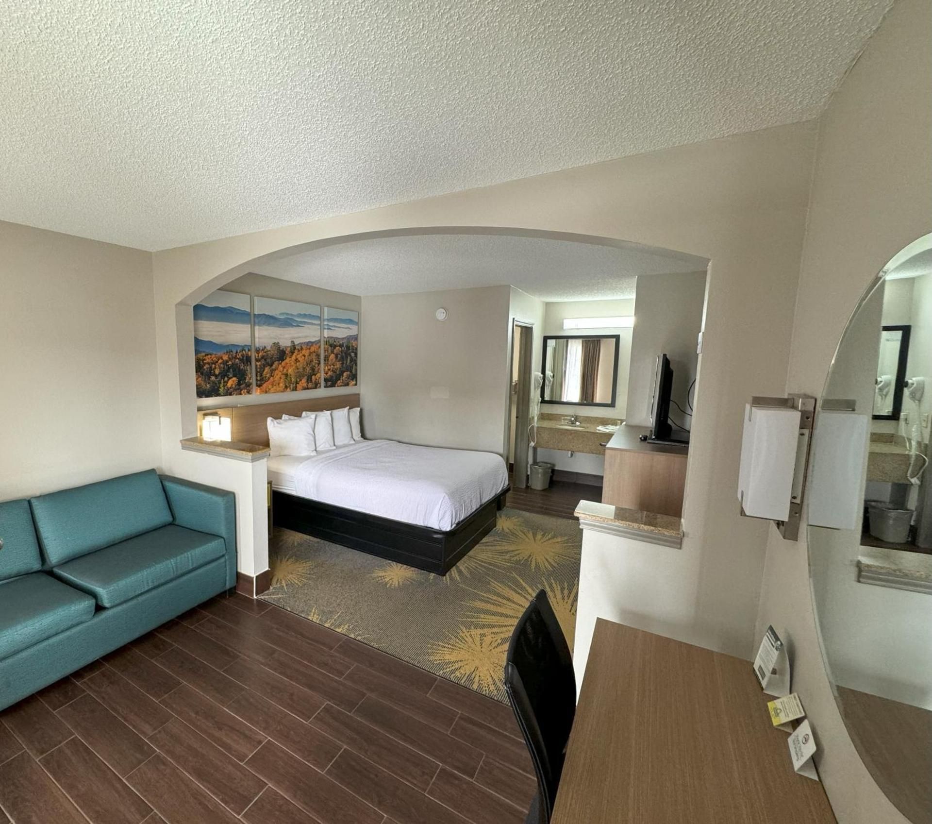 1 Queen Bed Non-Smoking