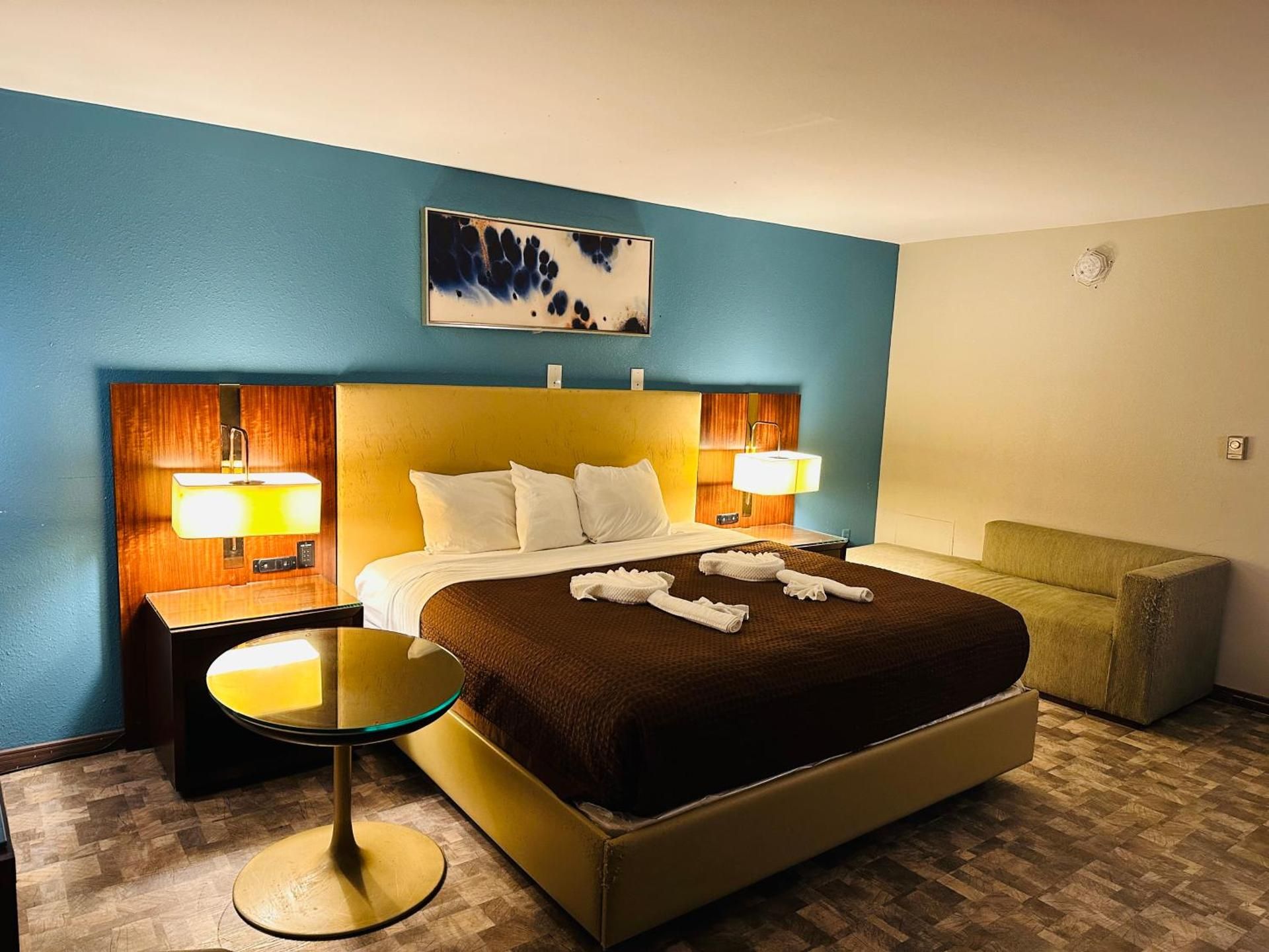 Boston Inn One King Bed 2