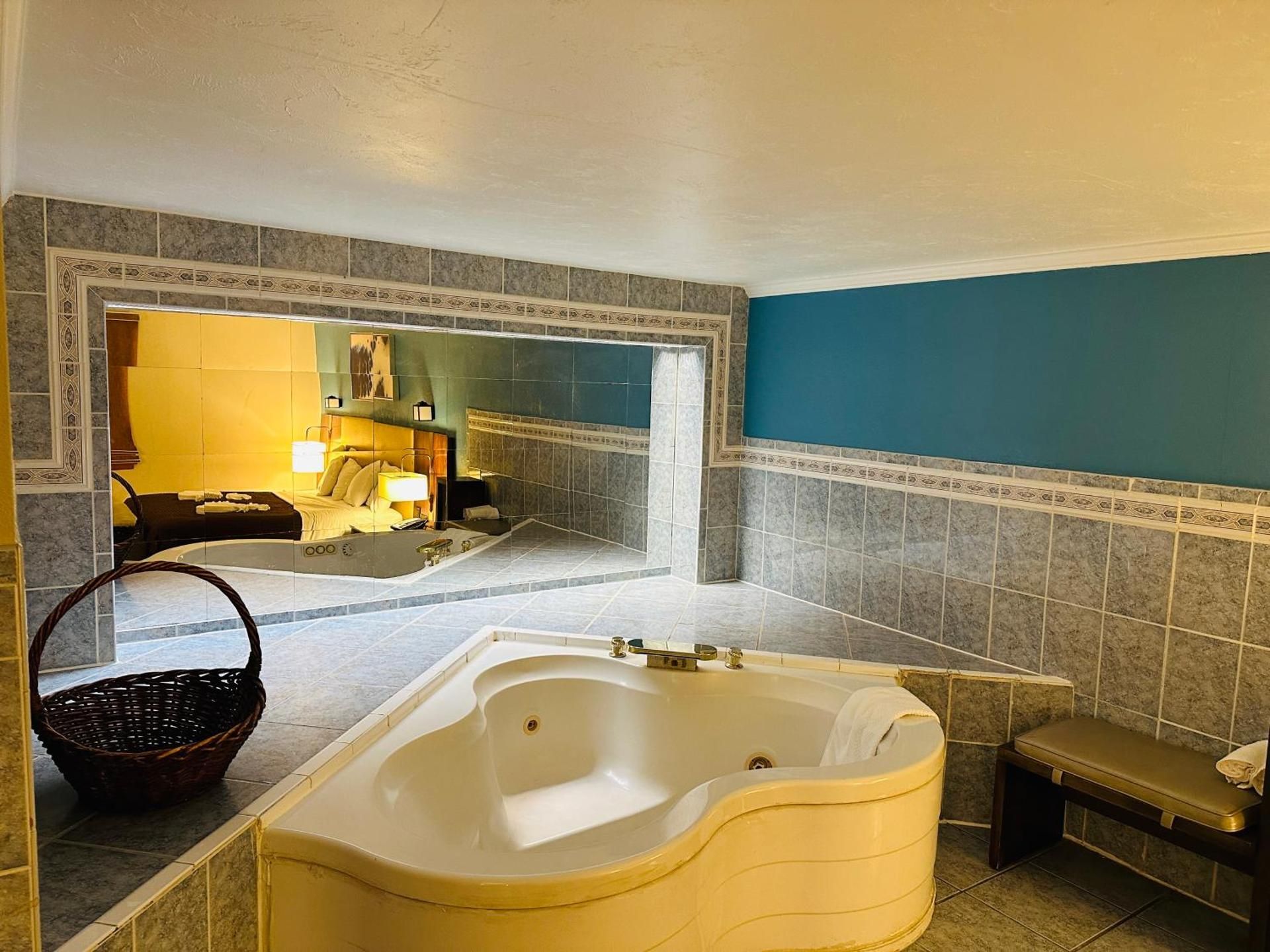 Boston Inn One King Bed 3