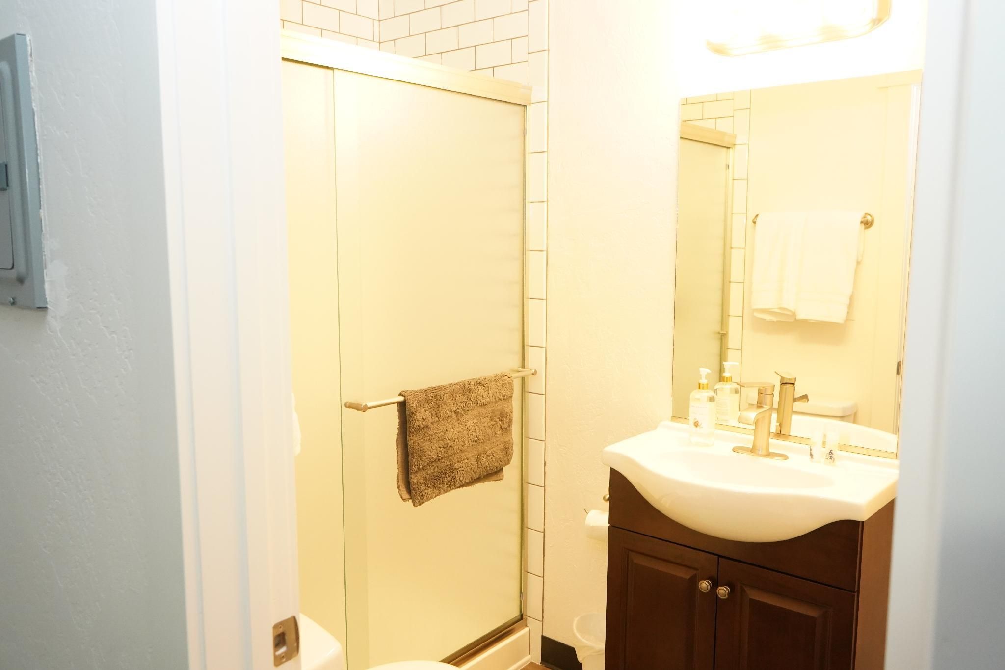 Queen-Modern-Private Bathroom-City View