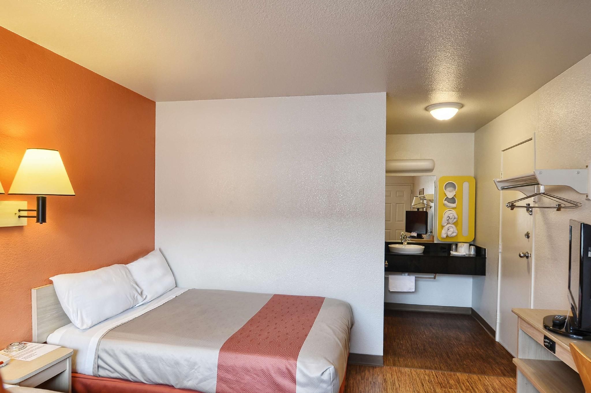 1 Queen Bed | Premium, Micfridge